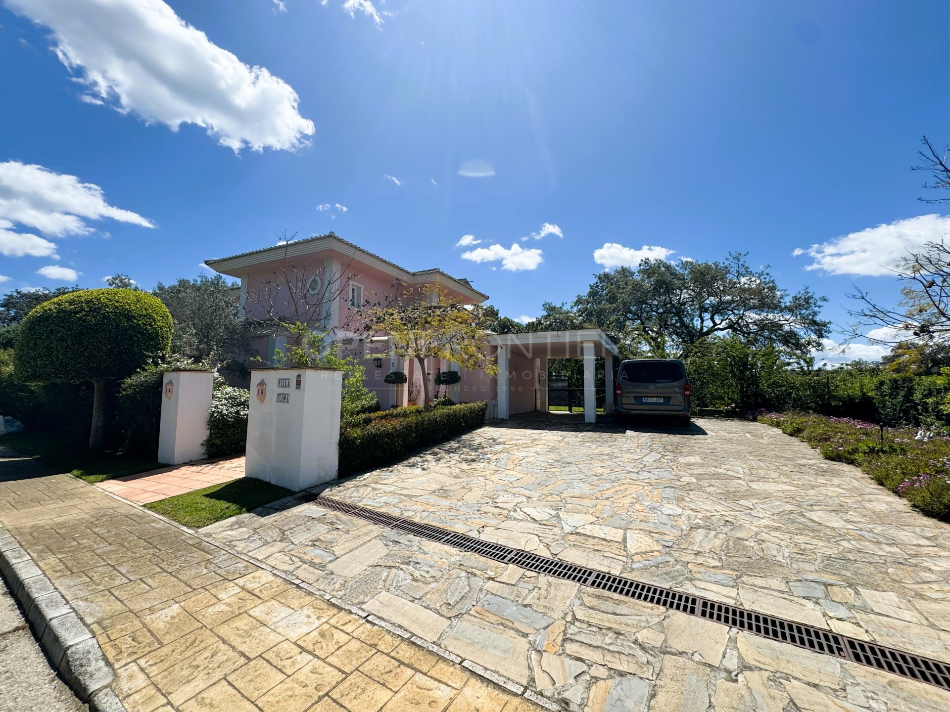 Elegante villa met 4 slaapkamers in San Roque Golf met panoramisch uitzicht