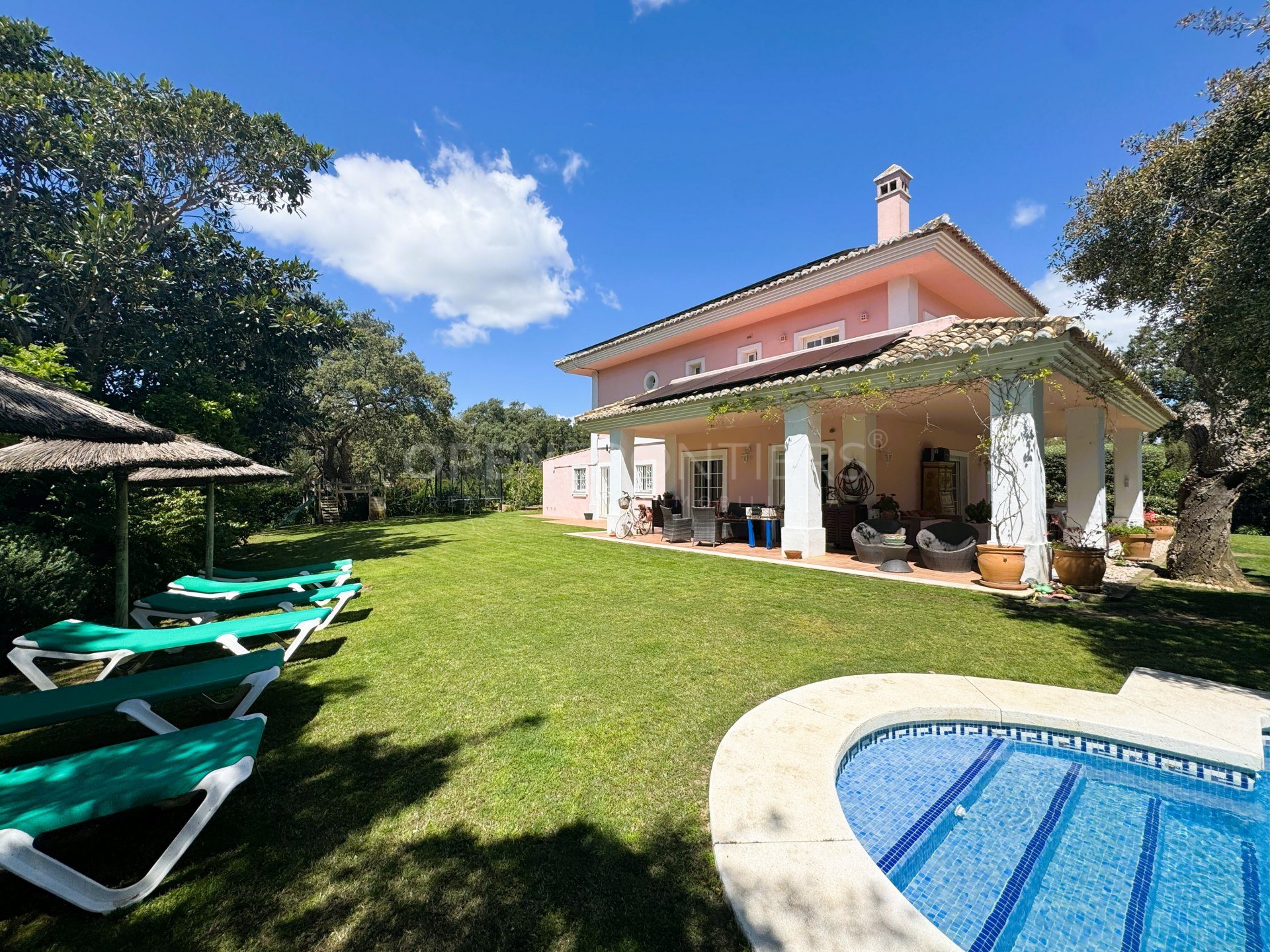 Elegante villa met 4 slaapkamers in San Roque Golf met panoramisch uitzicht