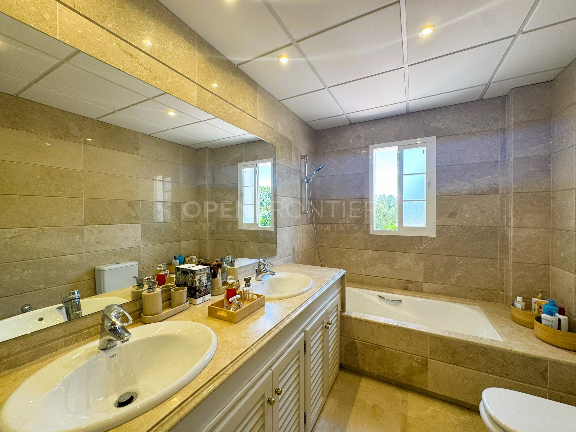 Elegante villa met 4 slaapkamers in San Roque Golf met panoramisch uitzicht