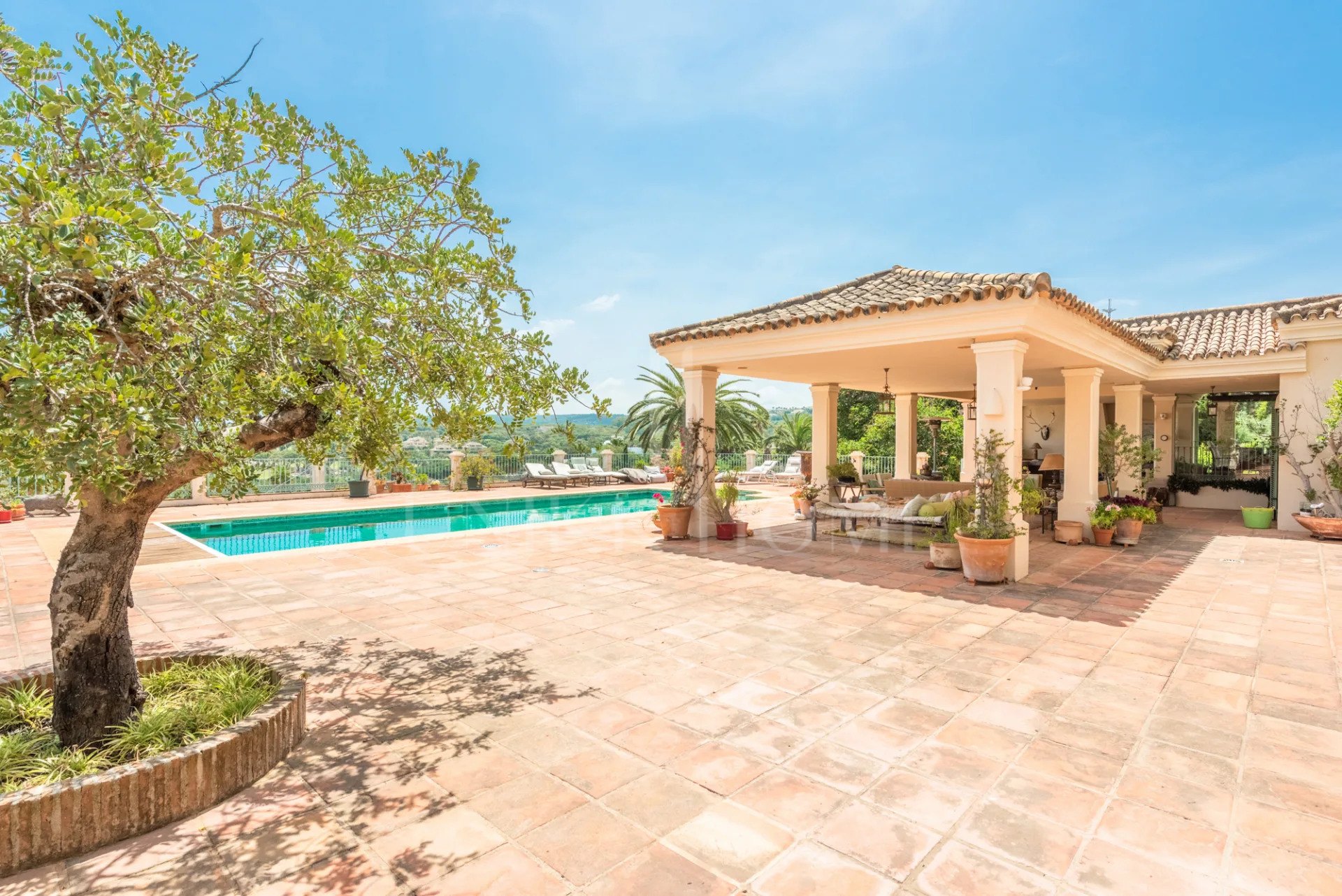 Amplia Villa de 9 dormitorios con vistas panorámicas en Sotogrande Alto