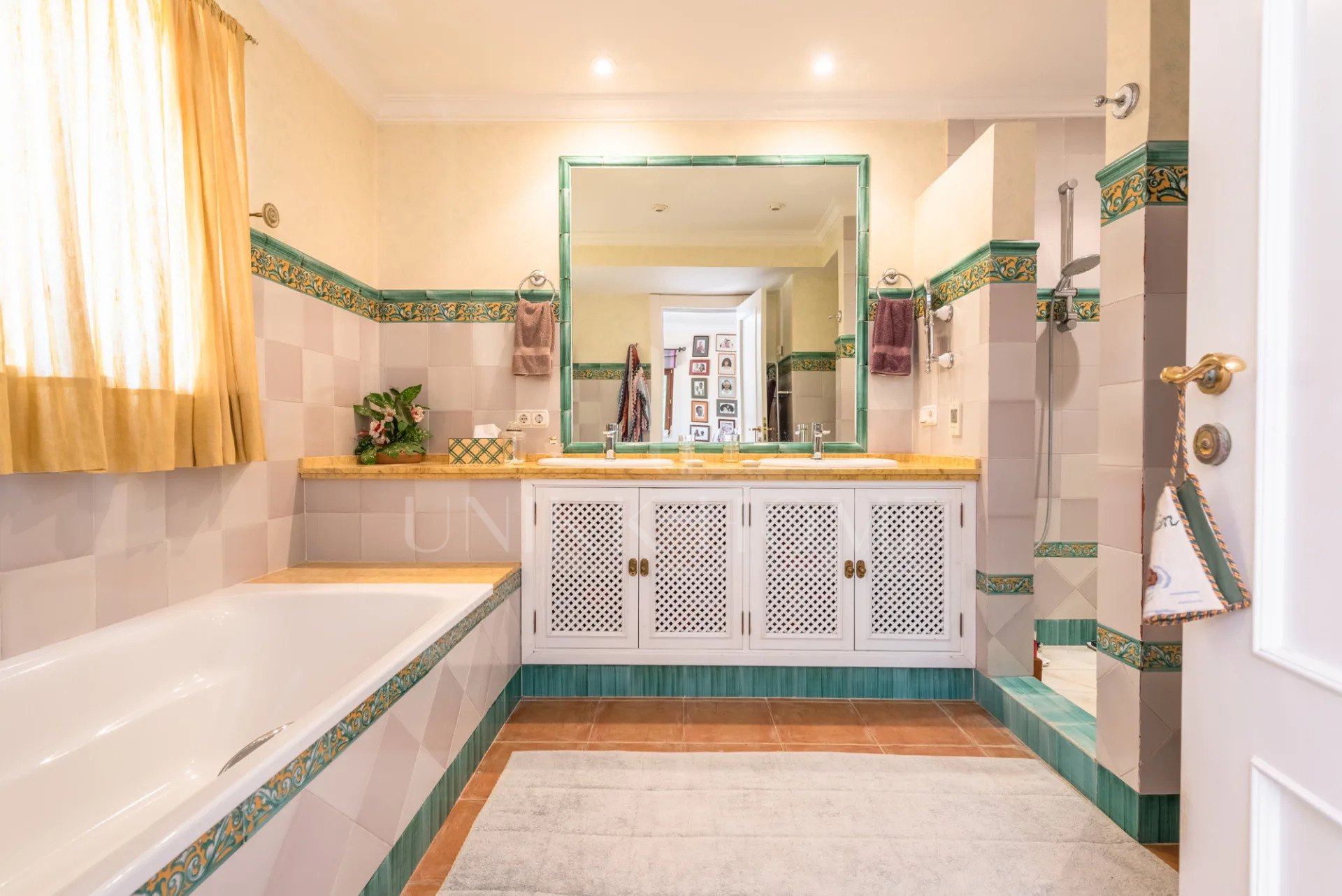 Amplia Villa de 9 dormitorios con vistas panorámicas en Sotogrande Alto