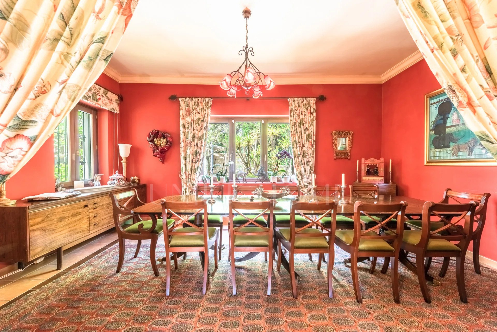 Amplia Villa de 9 dormitorios con vistas panorámicas en Sotogrande Alto