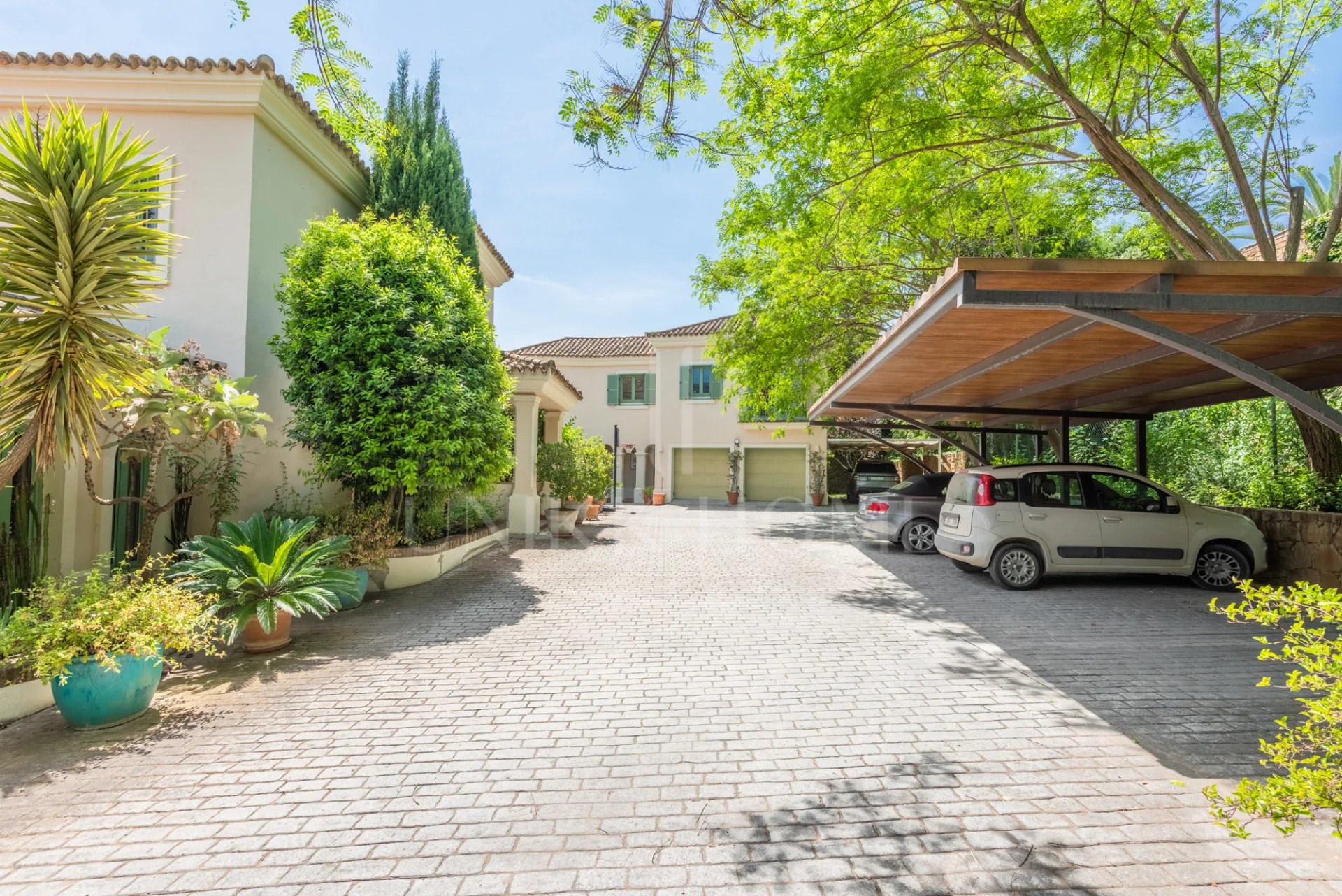 Amplia Villa de 9 dormitorios con vistas panorámicas en Sotogrande Alto