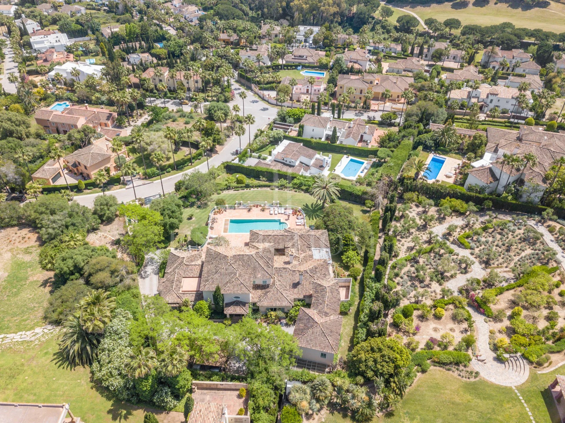 Amplia Villa de 9 dormitorios con vistas panorámicas en Sotogrande Alto