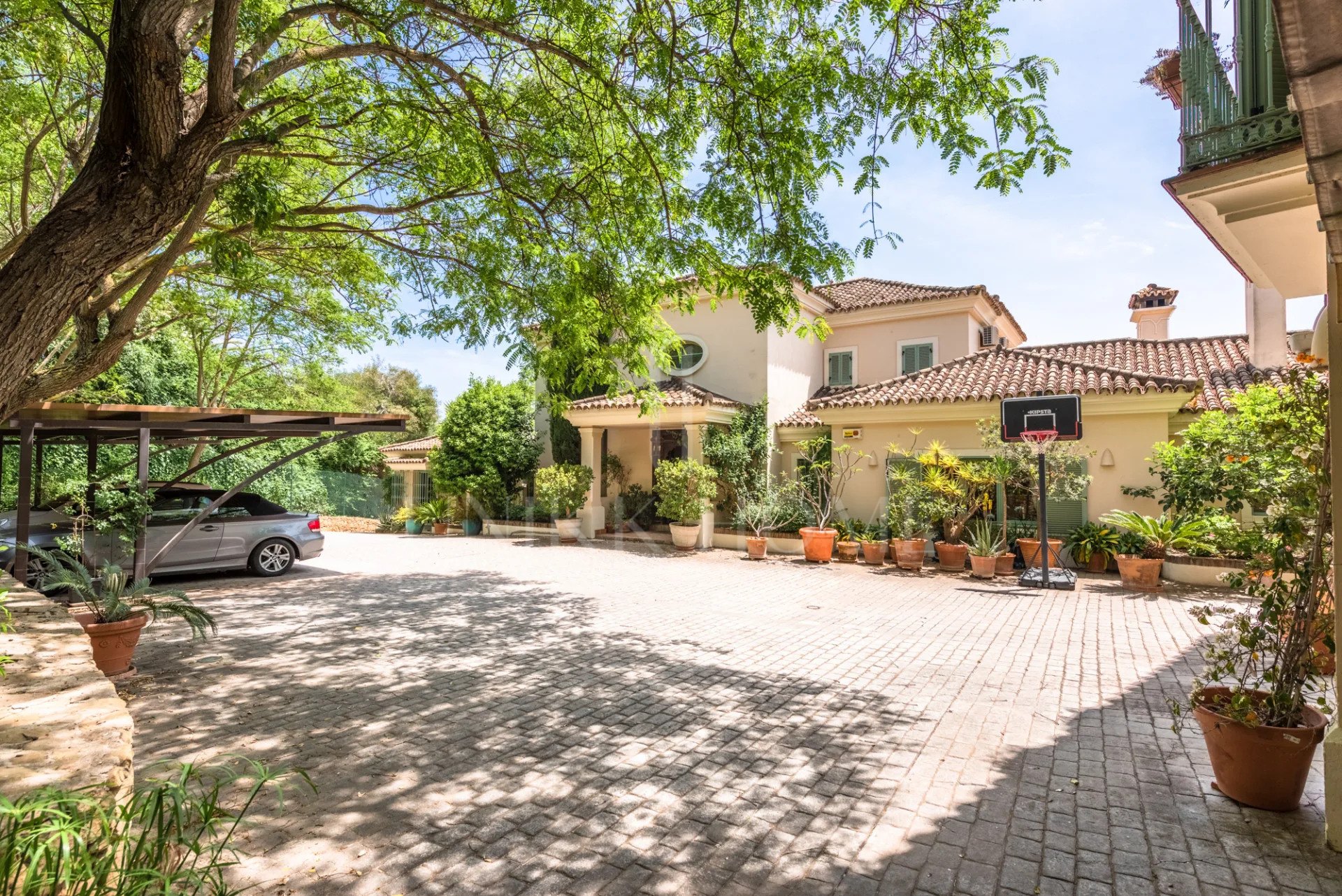 Amplia Villa de 9 dormitorios con vistas panorámicas en Sotogrande Alto