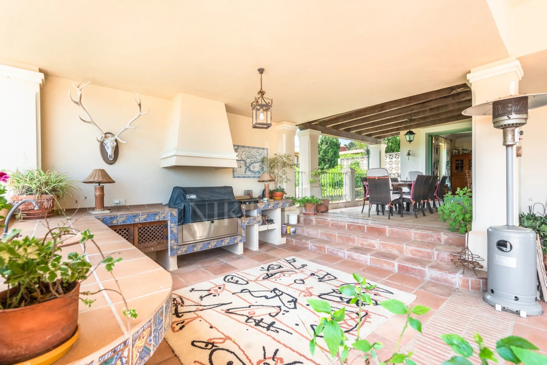 Amplia Villa de 9 dormitorios con vistas panorámicas en Sotogrande Alto