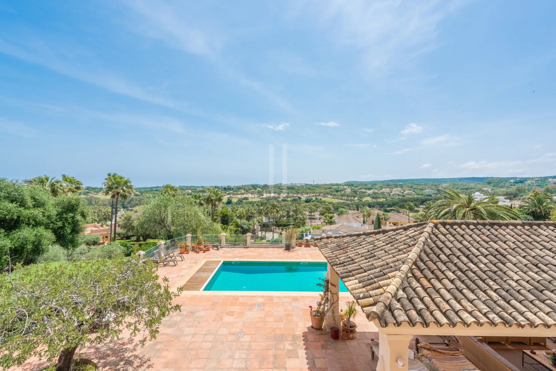 Amplia Villa de 9 dormitorios con vistas panorámicas en Sotogrande Alto