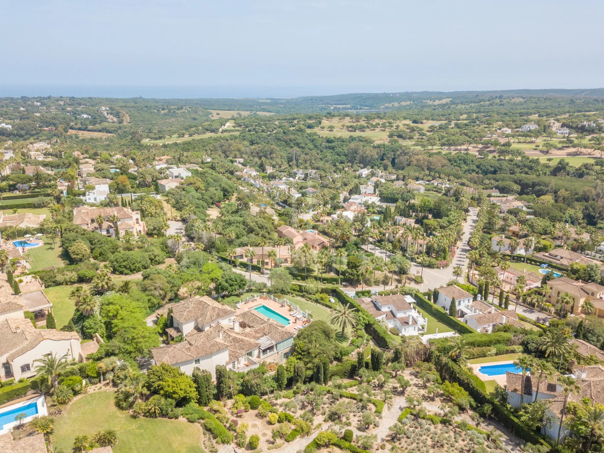 Amplia Villa de 9 dormitorios con vistas panorámicas en Sotogrande Alto