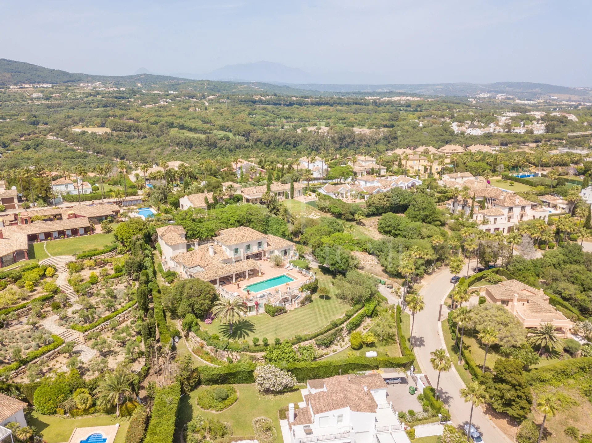 Amplia Villa de 9 dormitorios con vistas panorámicas en Sotogrande Alto