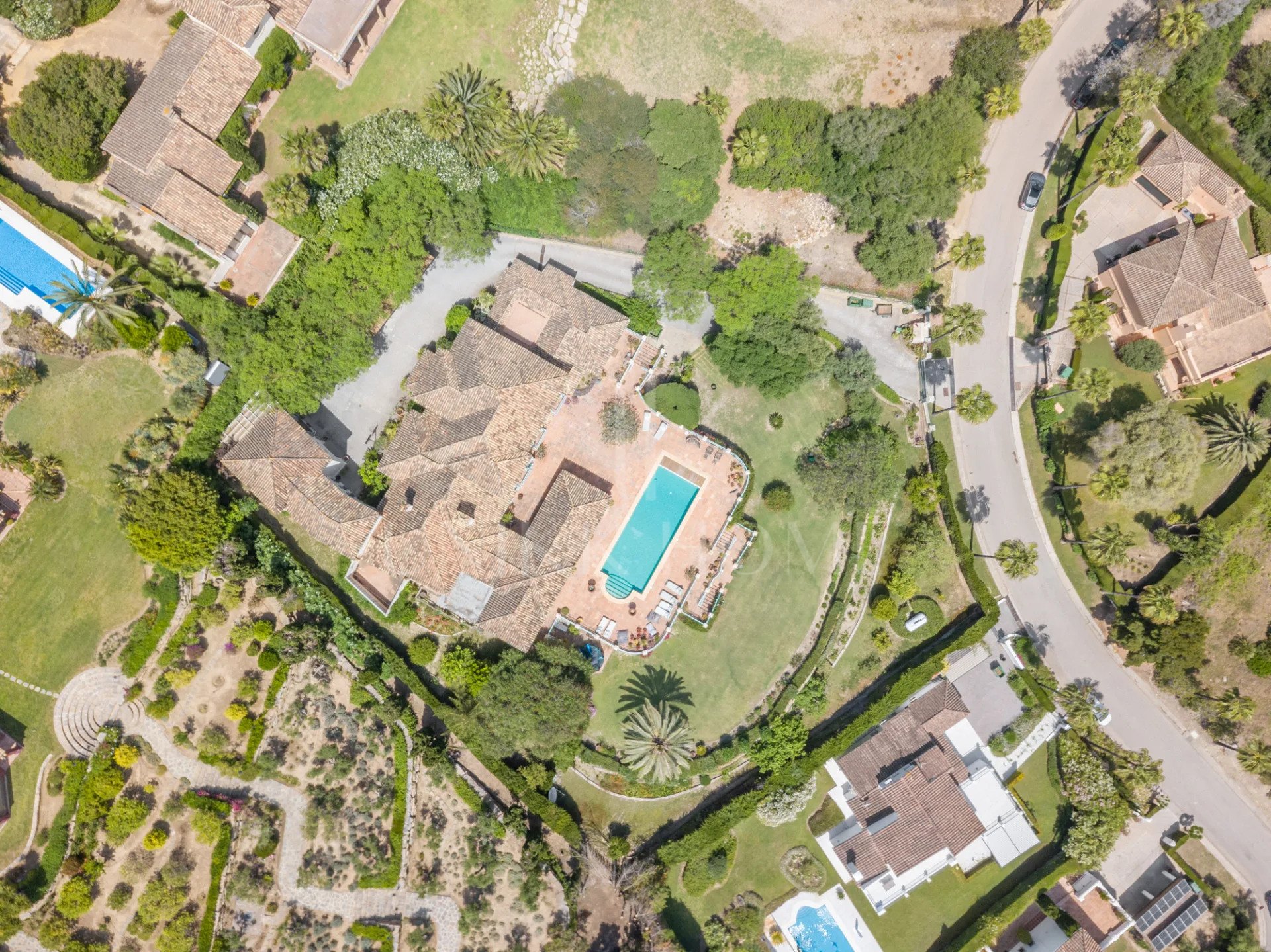 Amplia Villa de 9 dormitorios con vistas panorámicas en Sotogrande Alto