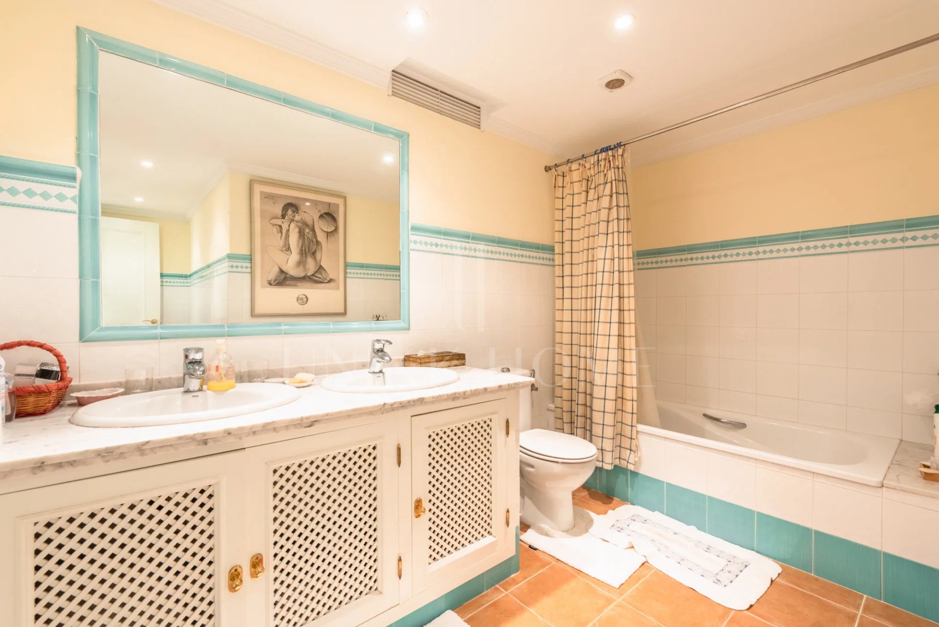 Amplia Villa de 9 dormitorios con vistas panorámicas en Sotogrande Alto