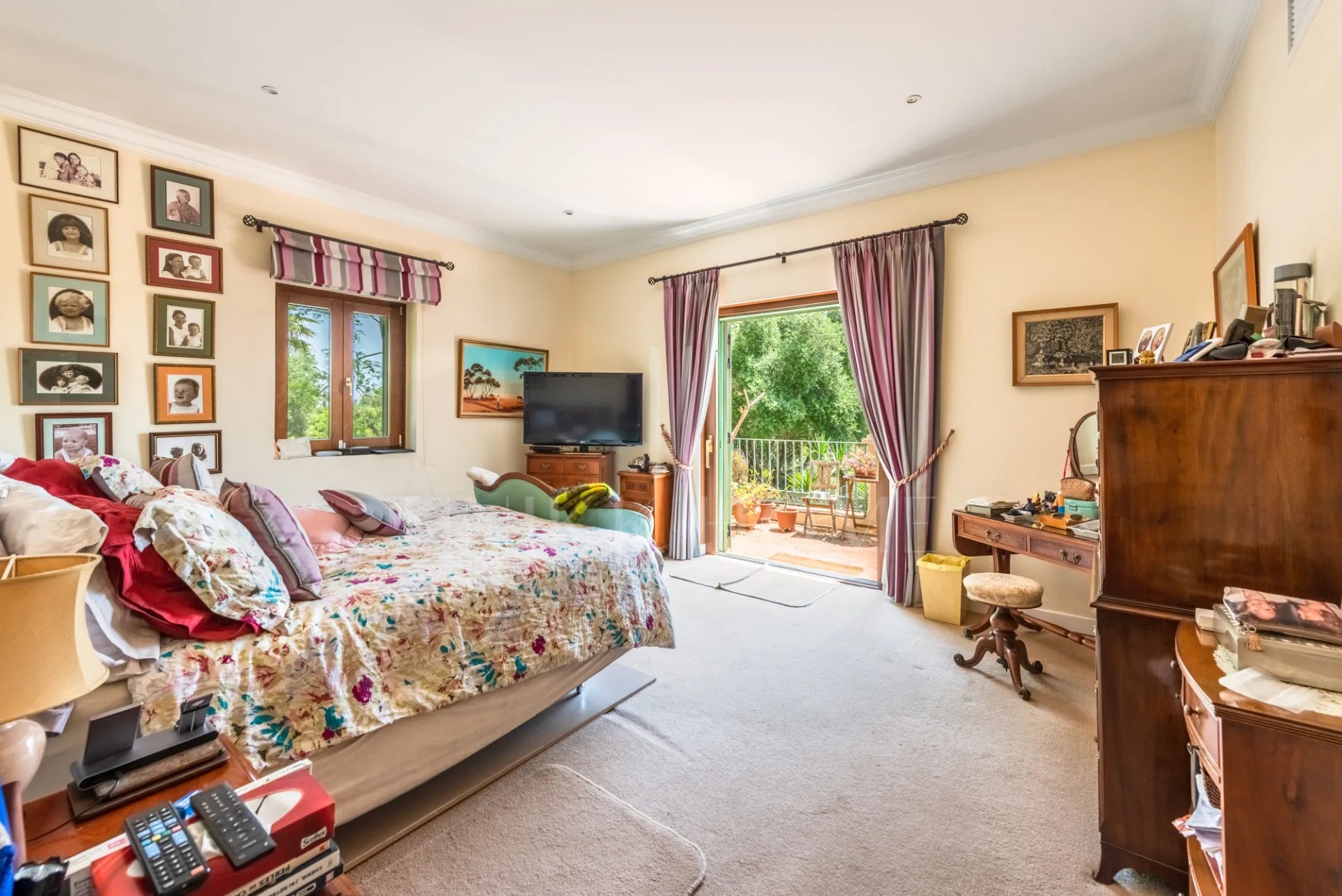 Amplia Villa de 9 dormitorios con vistas panorámicas en Sotogrande Alto