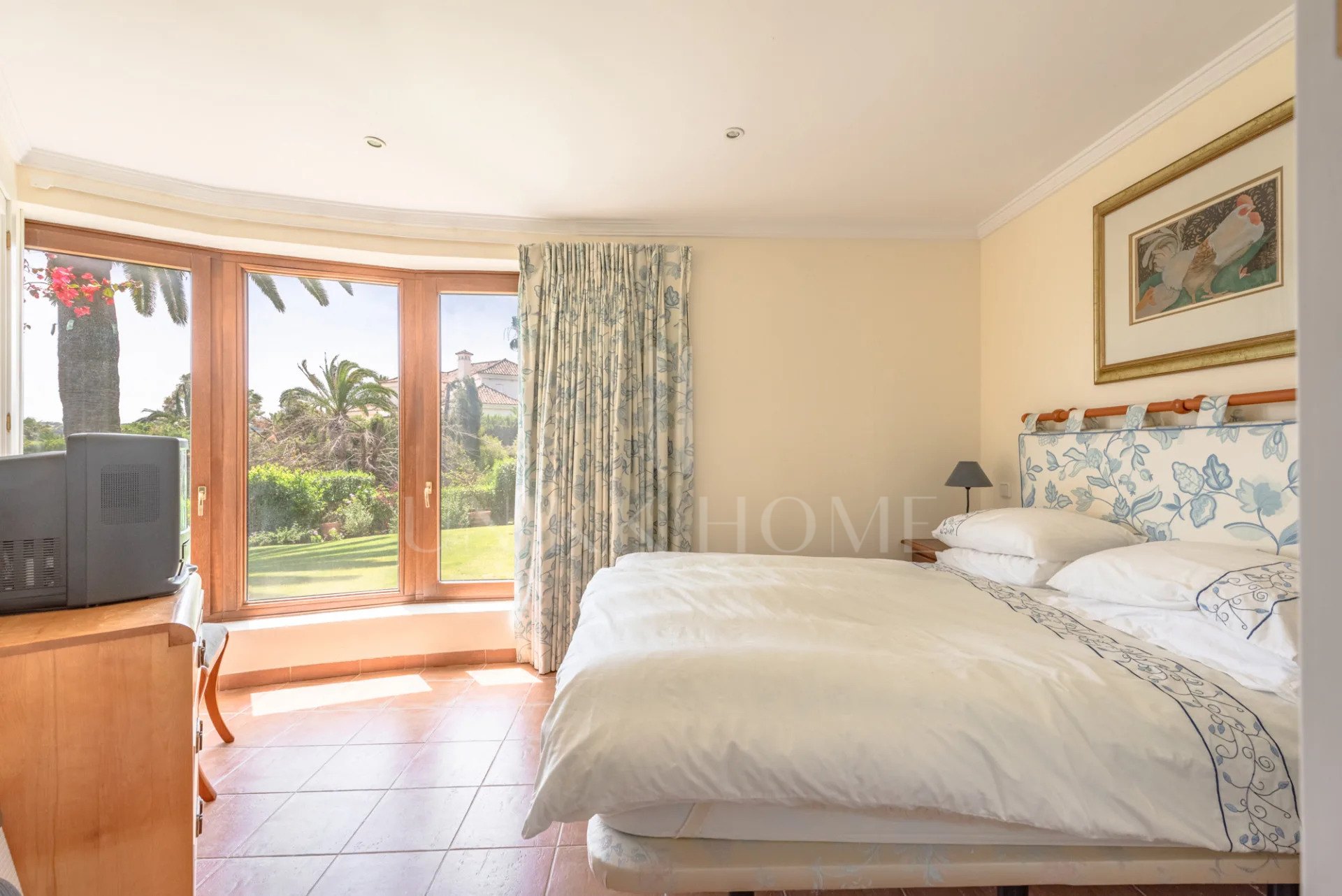 Amplia Villa de 9 dormitorios con vistas panorámicas en Sotogrande Alto