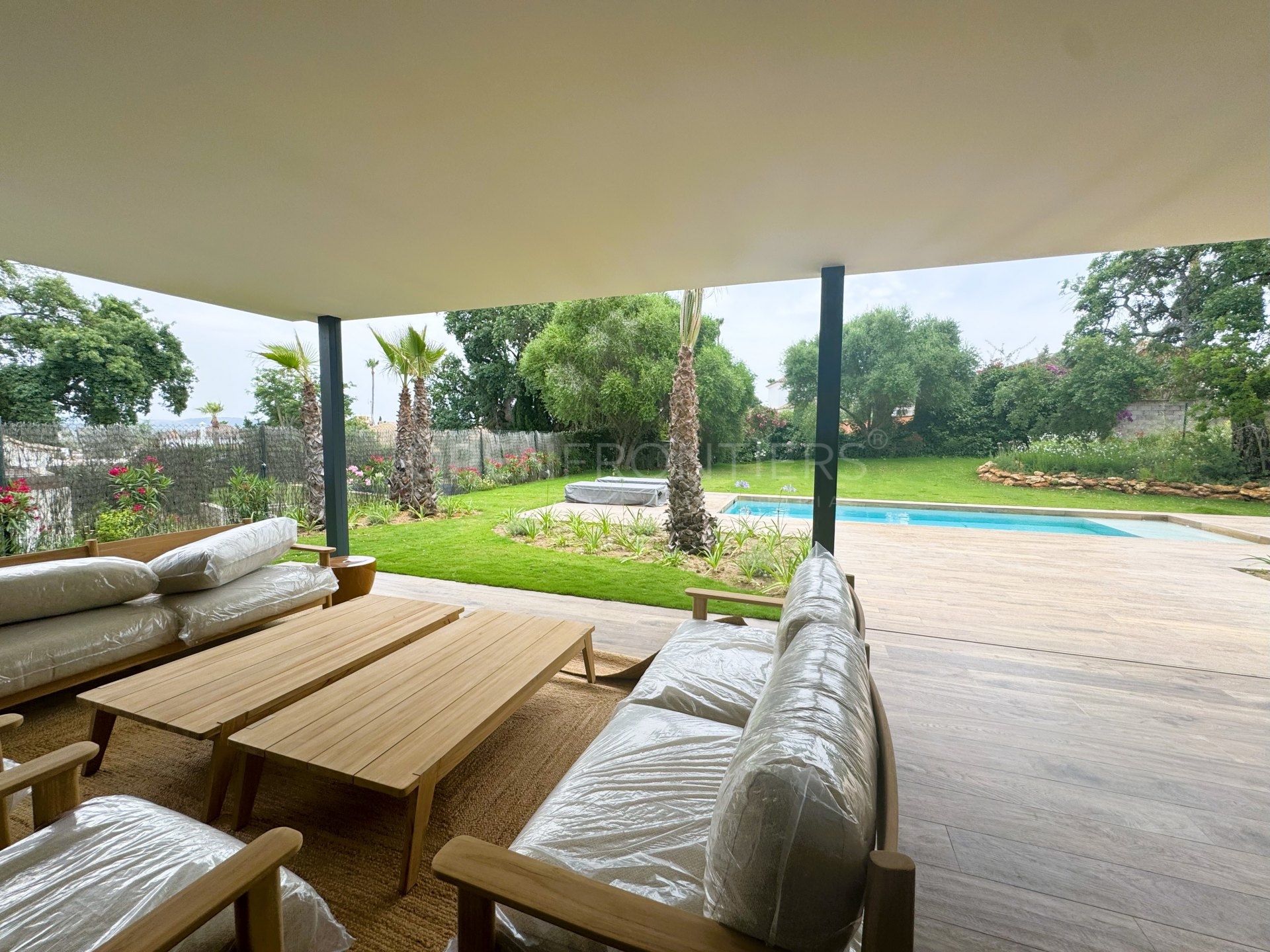 Villa KOA : Maison moderne de luxe neuve à vendre à Sotogrande Costa – signée Lago Architects