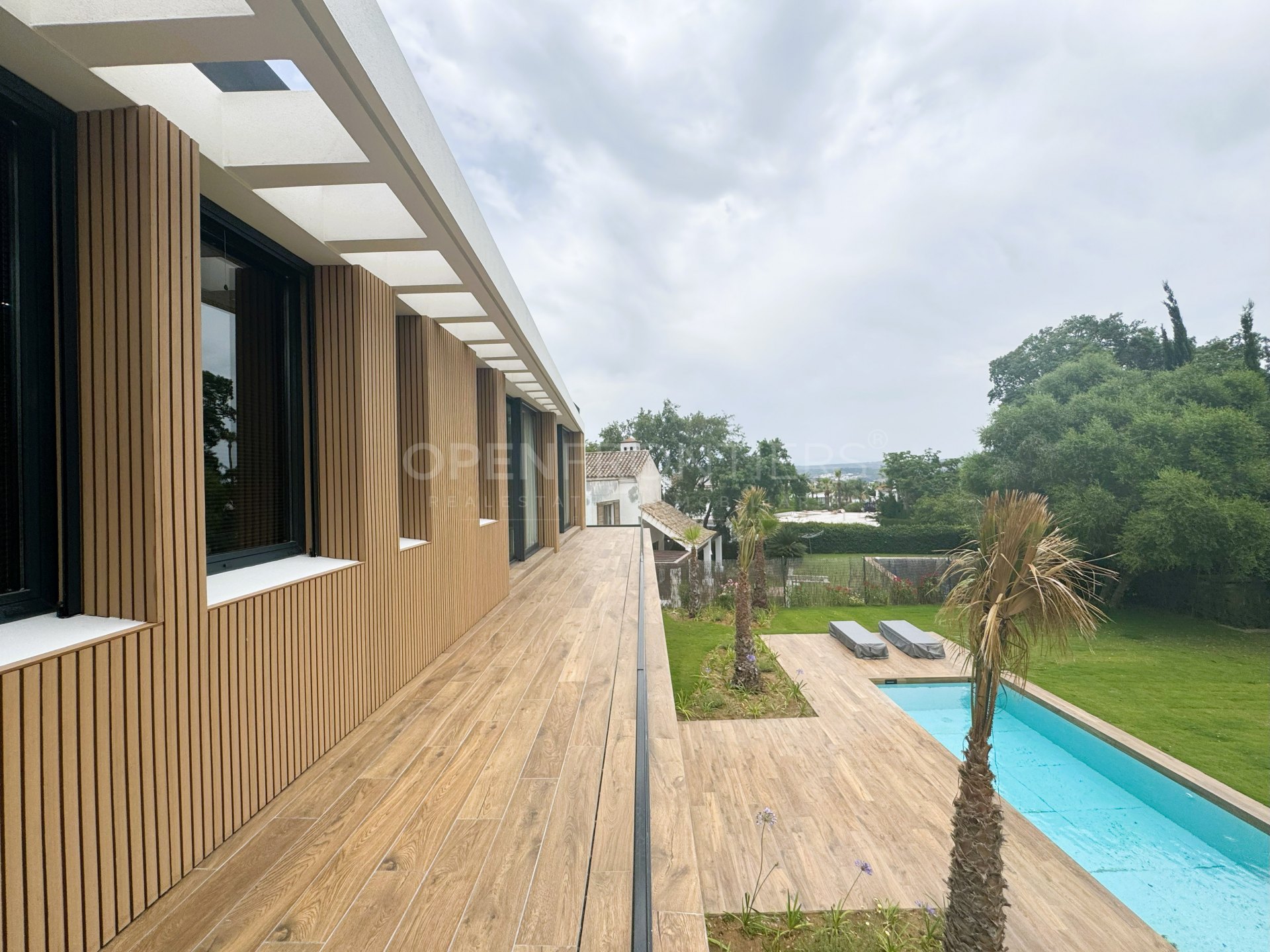 Villa KOA : Maison moderne de luxe neuve à vendre à Sotogrande Costa – signée Lago Architects