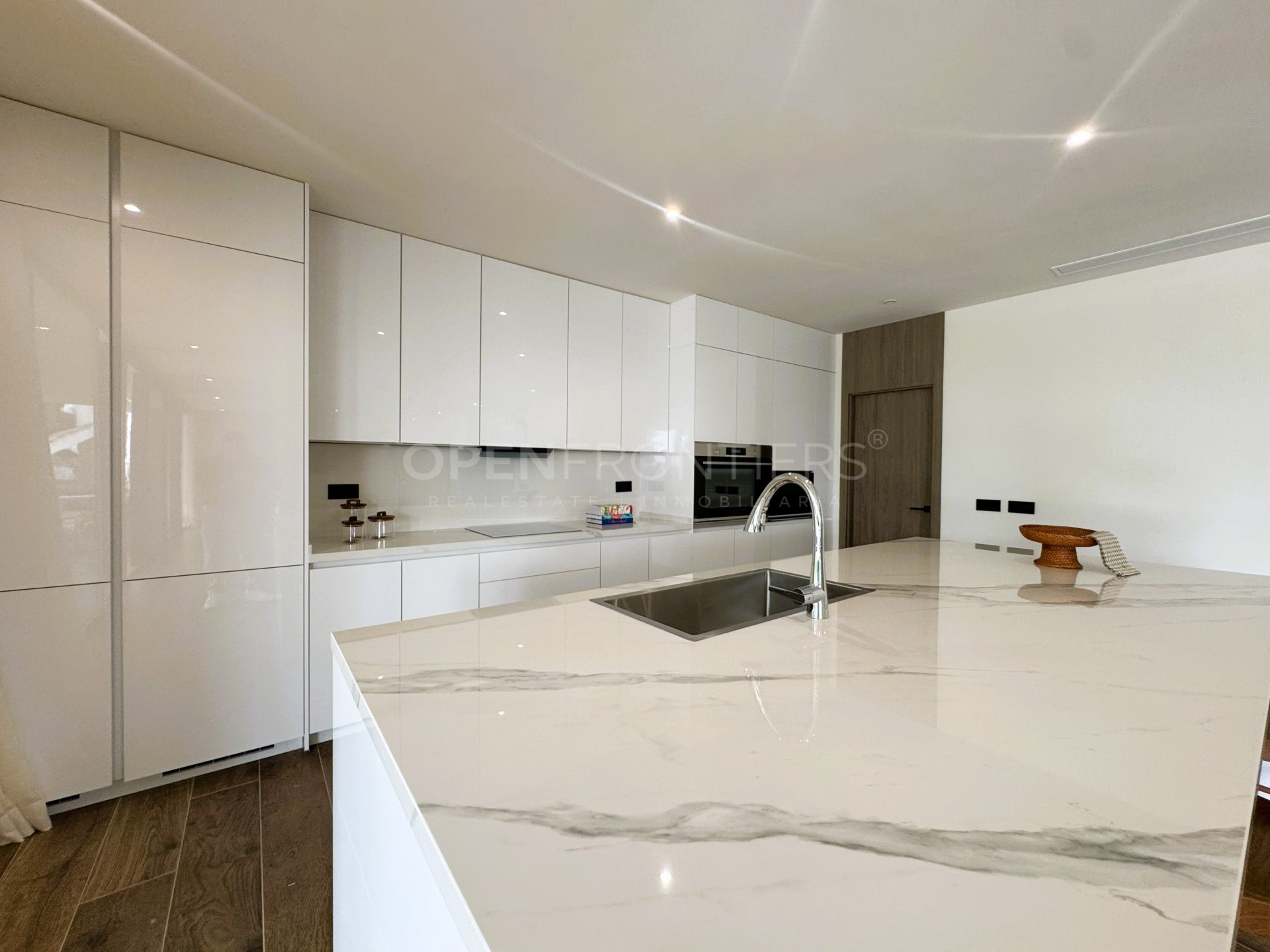 Villa KOA : Maison moderne de luxe neuve à vendre à Sotogrande Costa – signée Lago Architects