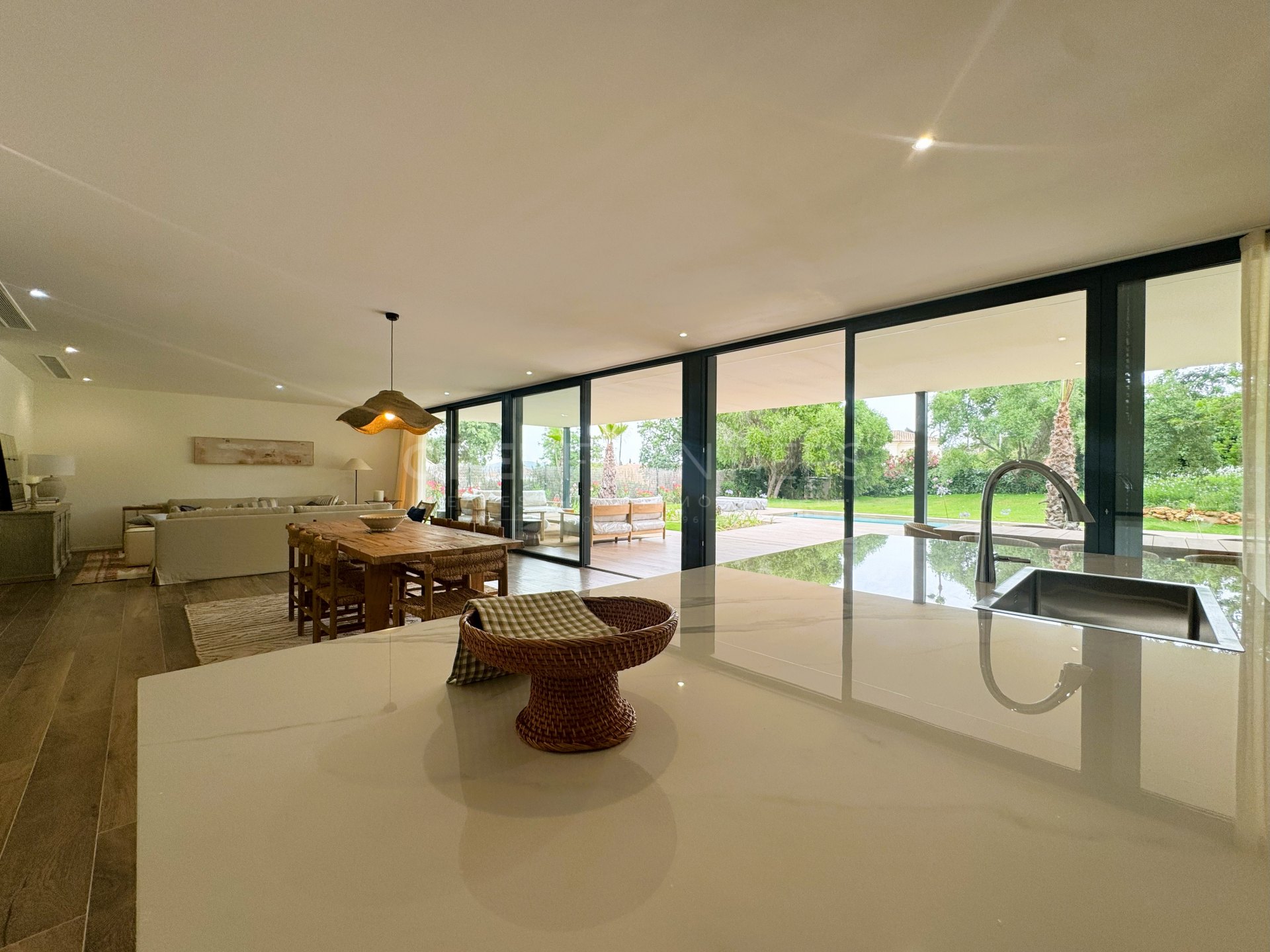 Villa KOA : Maison moderne de luxe neuve à vendre à Sotogrande Costa – signée Lago Architects