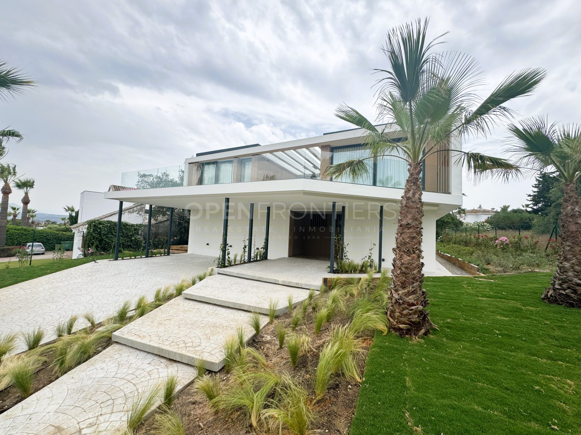 Villa KOA : Maison moderne de luxe neuve à vendre à Sotogrande Costa – signée Lago Architects