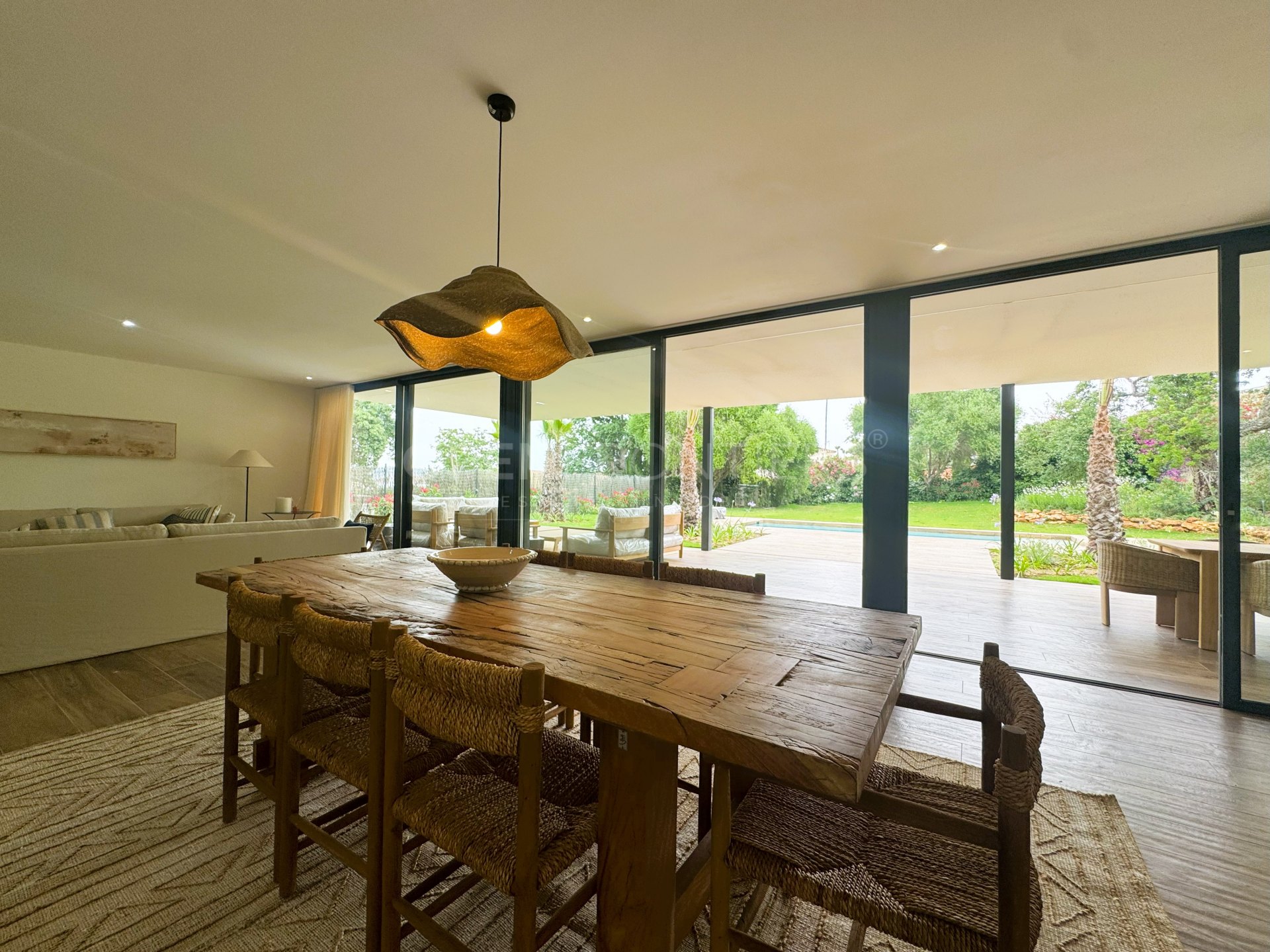 Villa KOA : Maison moderne de luxe neuve à vendre à Sotogrande Costa – signée Lago Architects