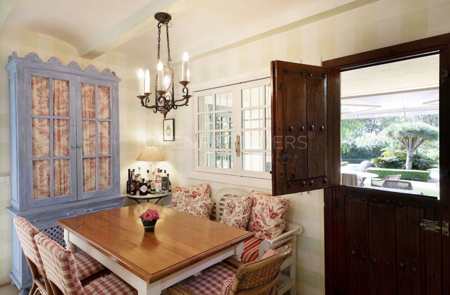 Luxury frontline Valderrama villa with extensive plot in Sotogrande Alto