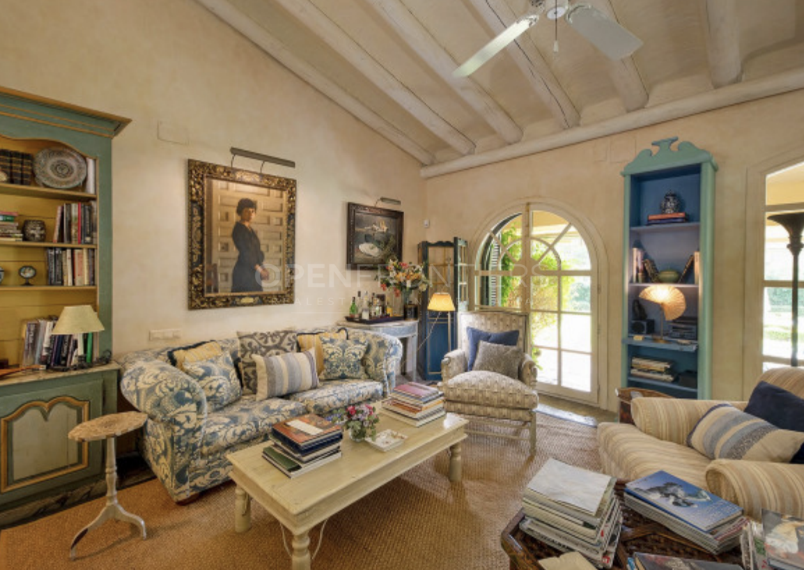 Luxury frontline Valderrama villa with extensive plot in Sotogrande Alto