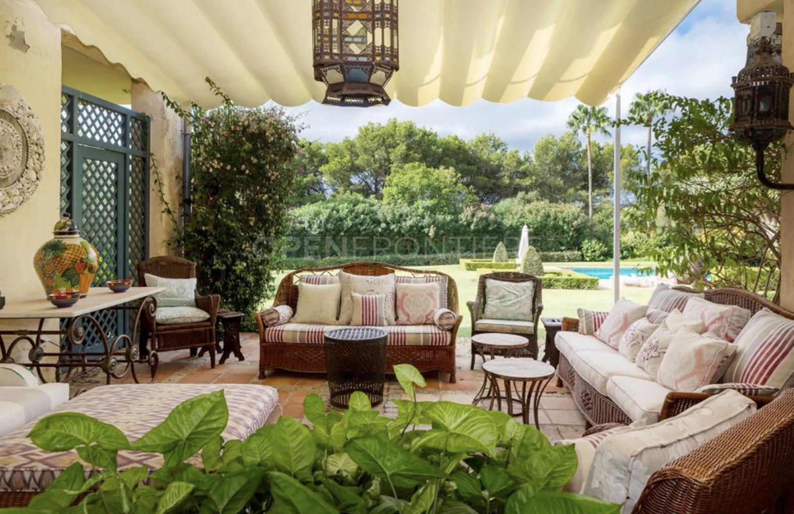 Luxury frontline Valderrama villa with extensive plot in Sotogrande Alto