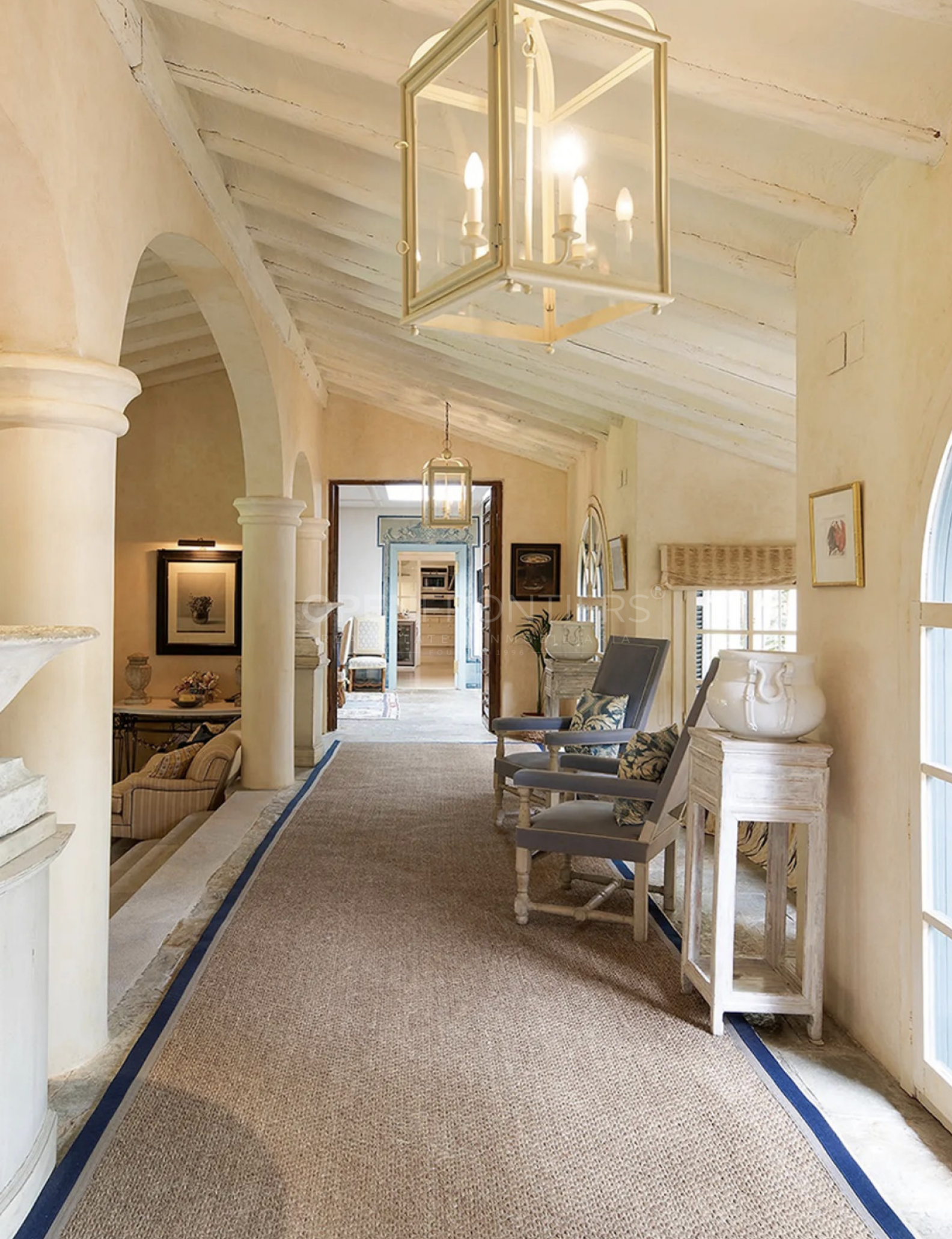 Luxury frontline Valderrama villa with extensive plot in Sotogrande Alto