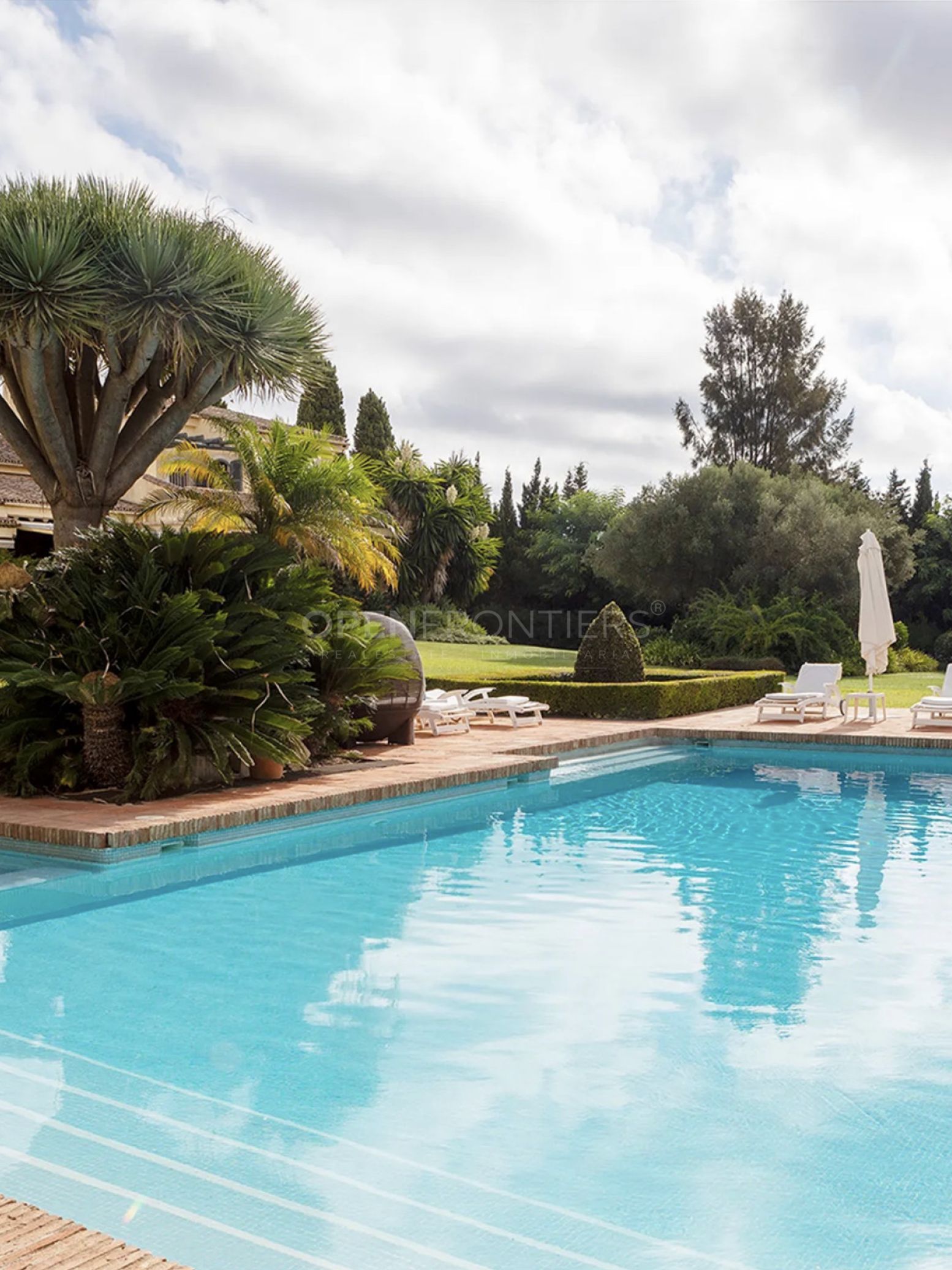Luxury frontline Valderrama villa with extensive plot in Sotogrande Alto