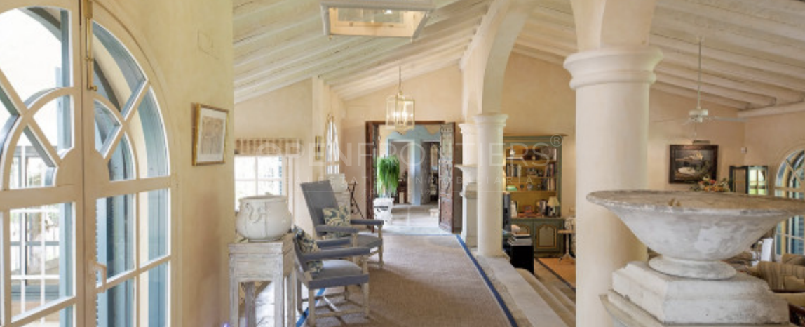 Luxury frontline Valderrama villa with extensive plot in Sotogrande Alto