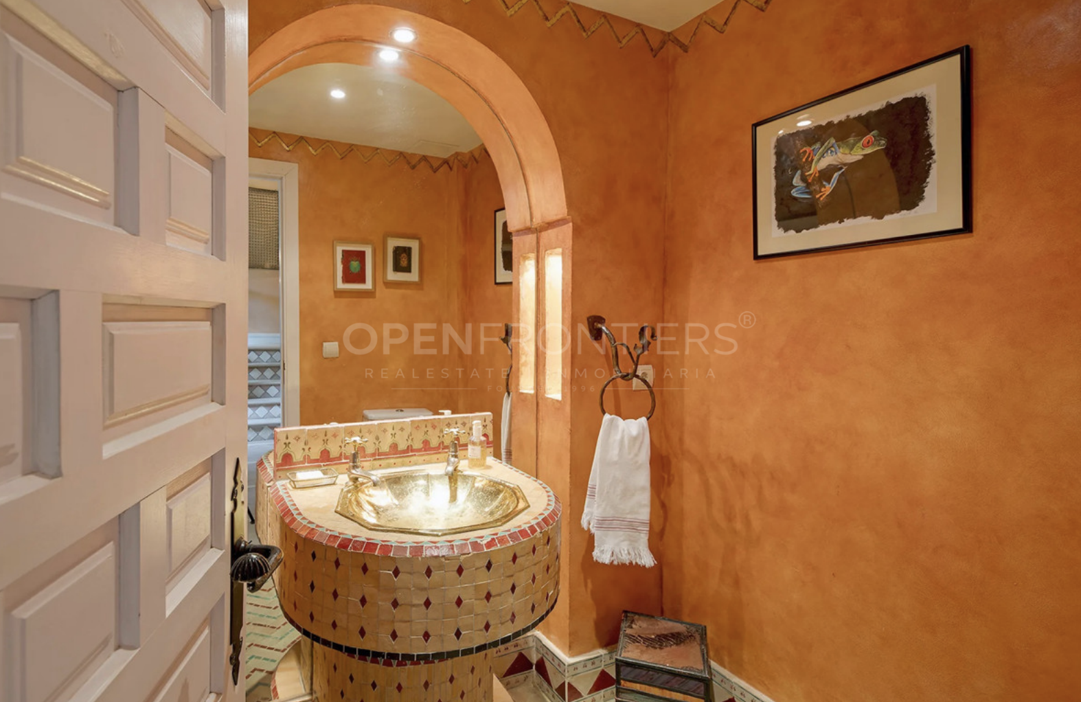 Luxury frontline Valderrama villa with extensive plot in Sotogrande Alto