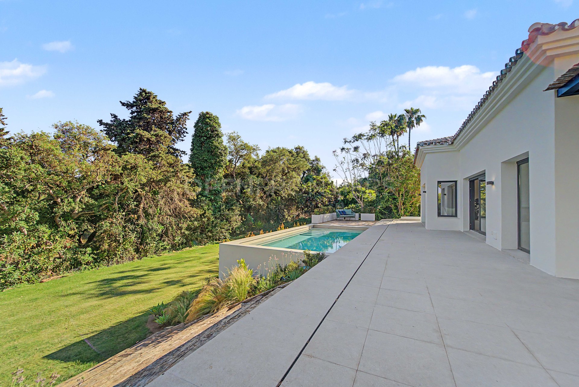 Villa de lujo con piscina privada y jardín en Sotogrande Costa