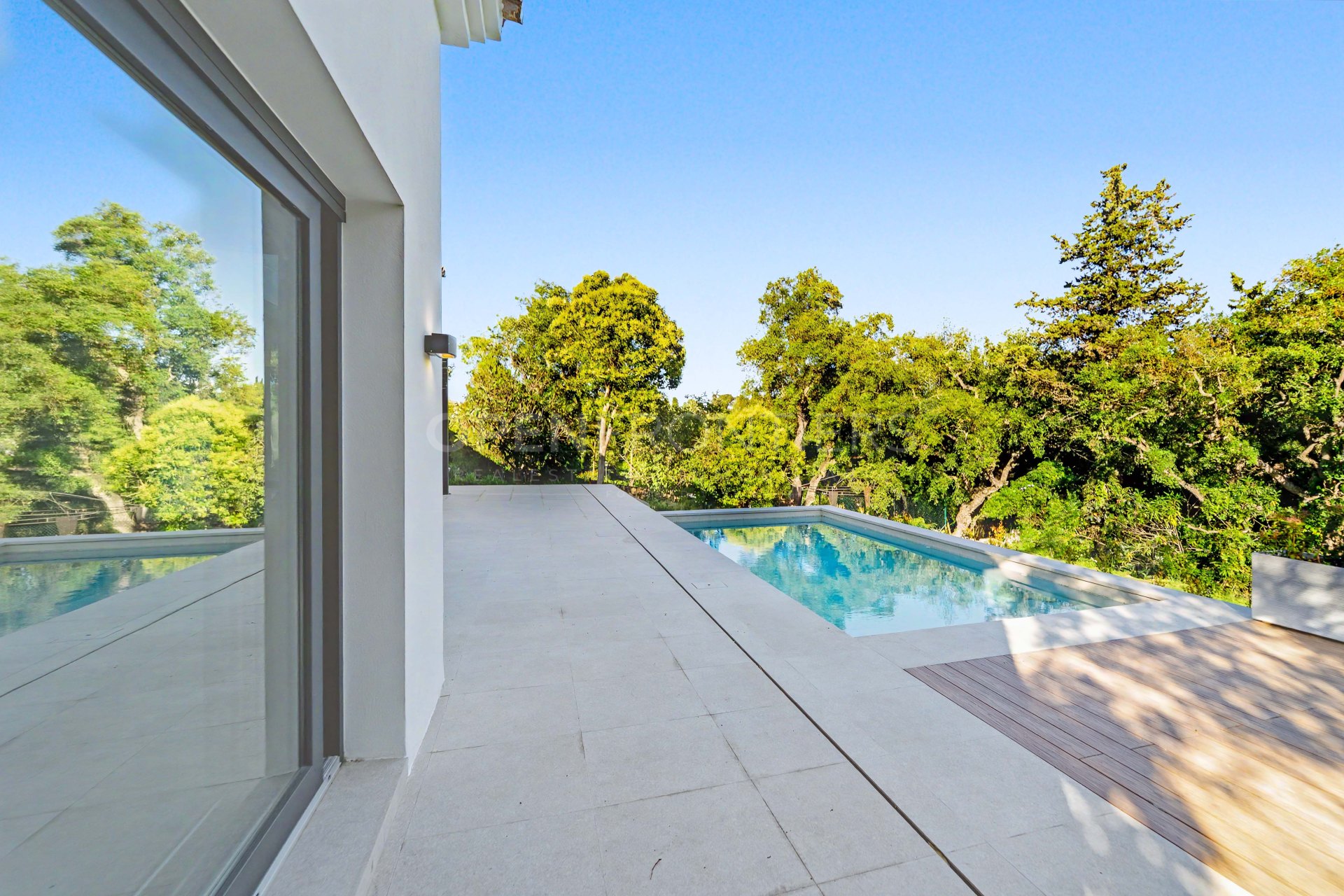 Villa de lujo con piscina privada y jardín en Sotogrande Costa