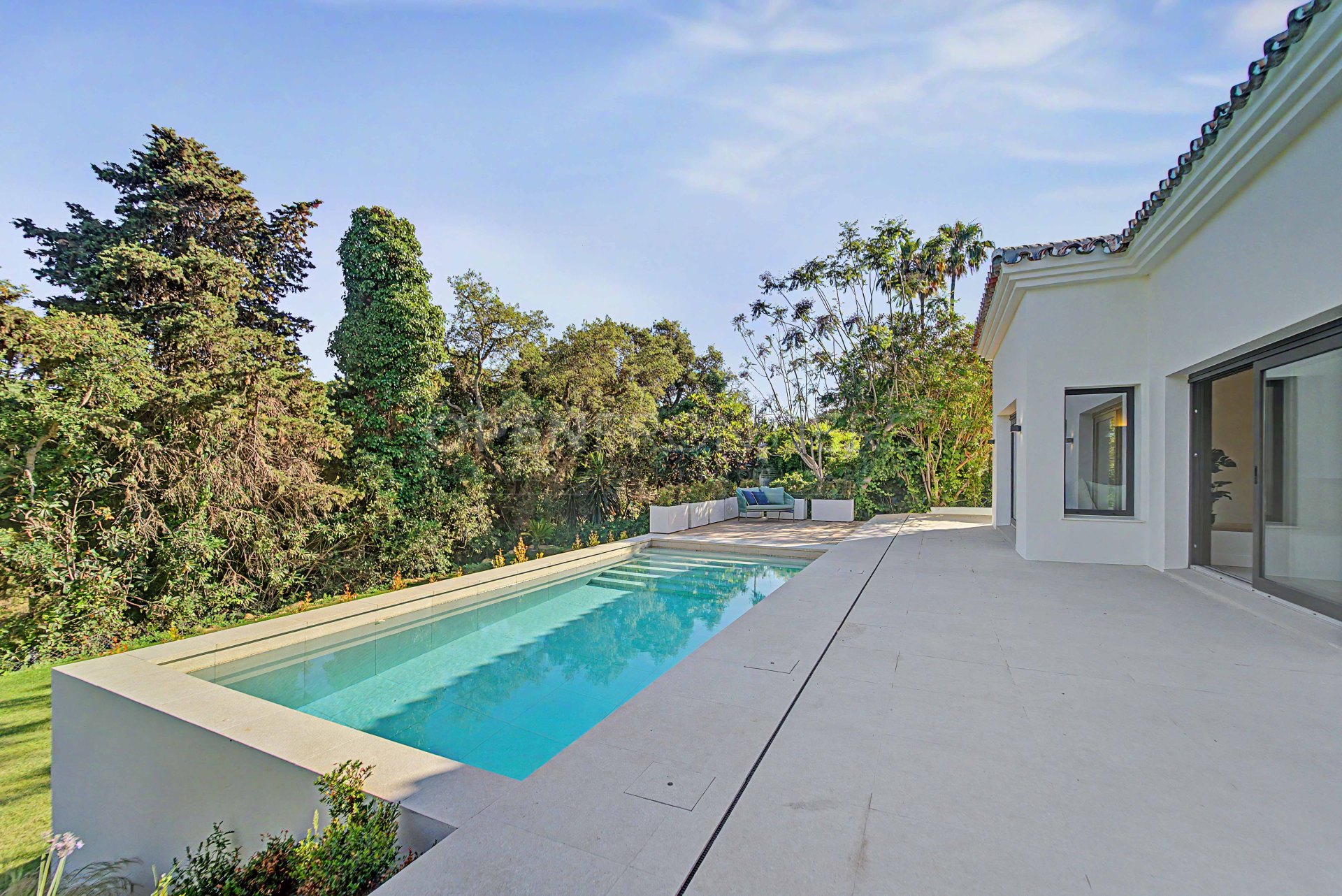 Villa de lujo con piscina privada y jardín en Sotogrande Costa