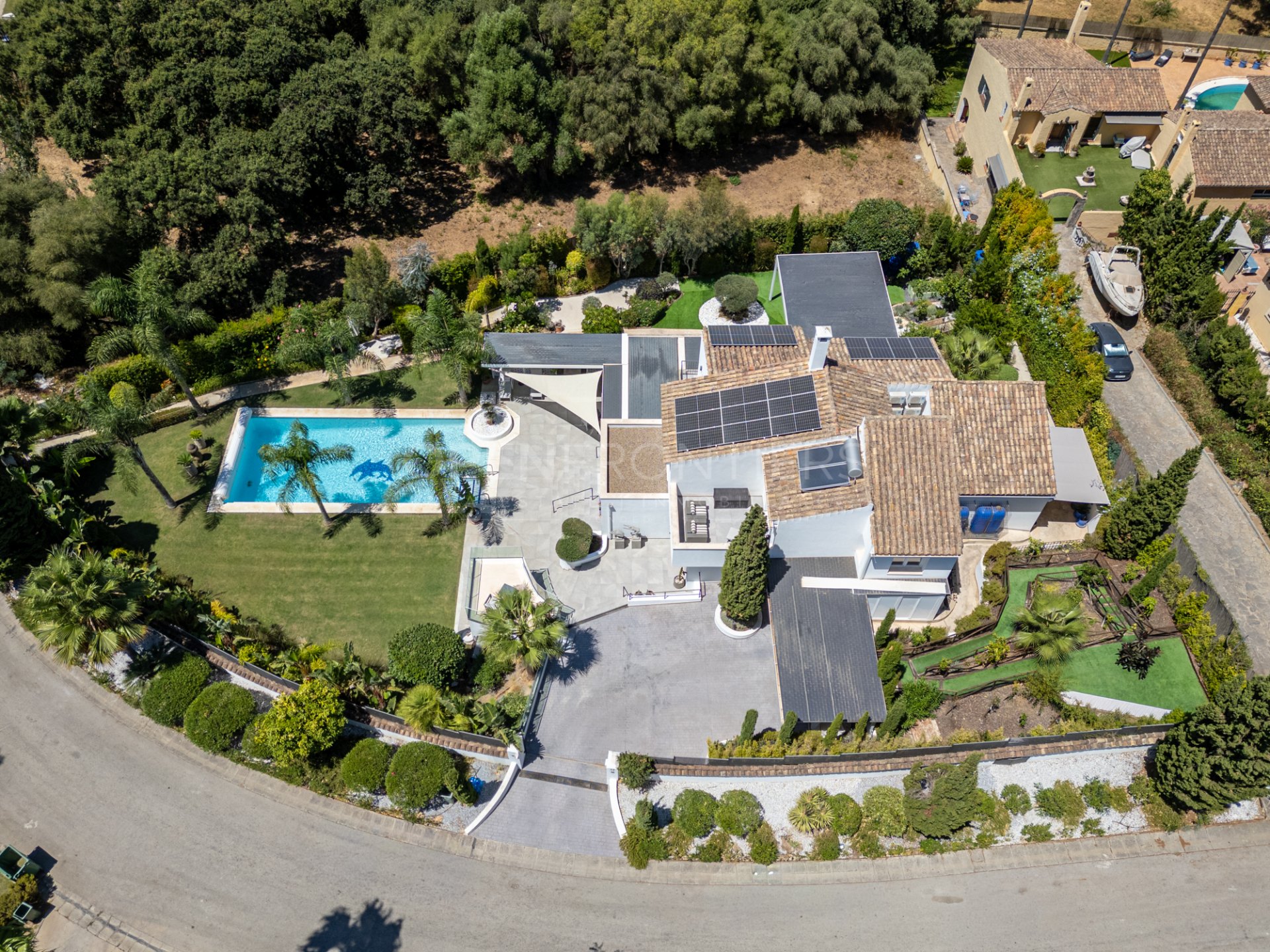 Renovated Villa with Private Pool and Gardens in Sotogrande Costa