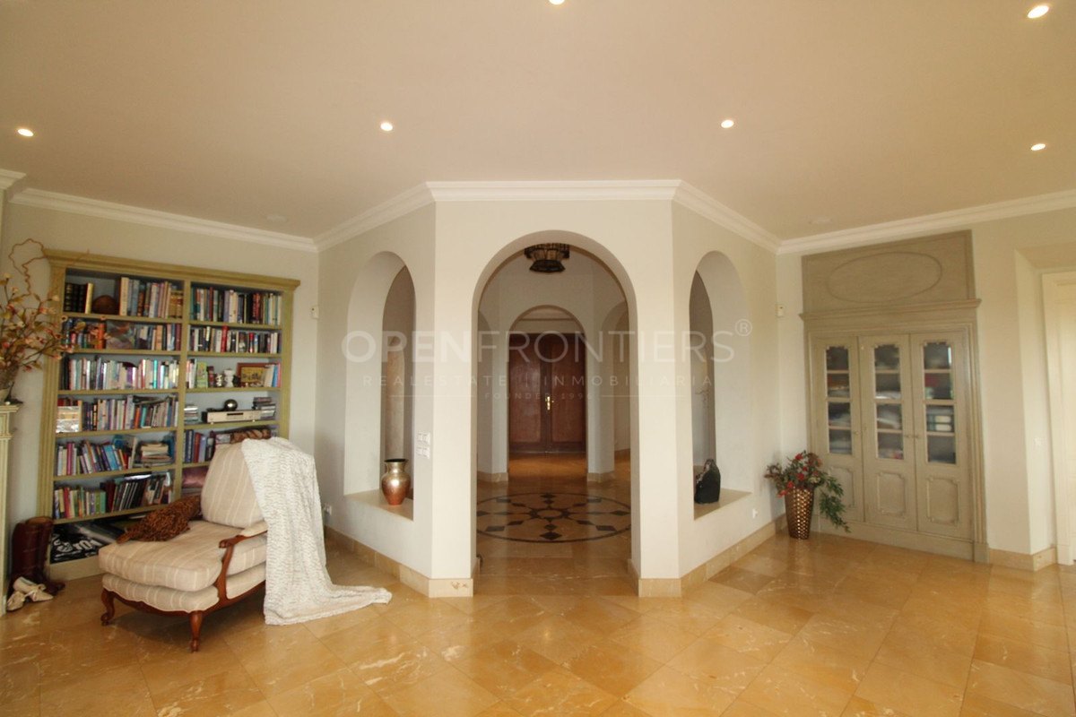 Elegant classical villa with sea, golf and countryside views in Sotogrande Alto