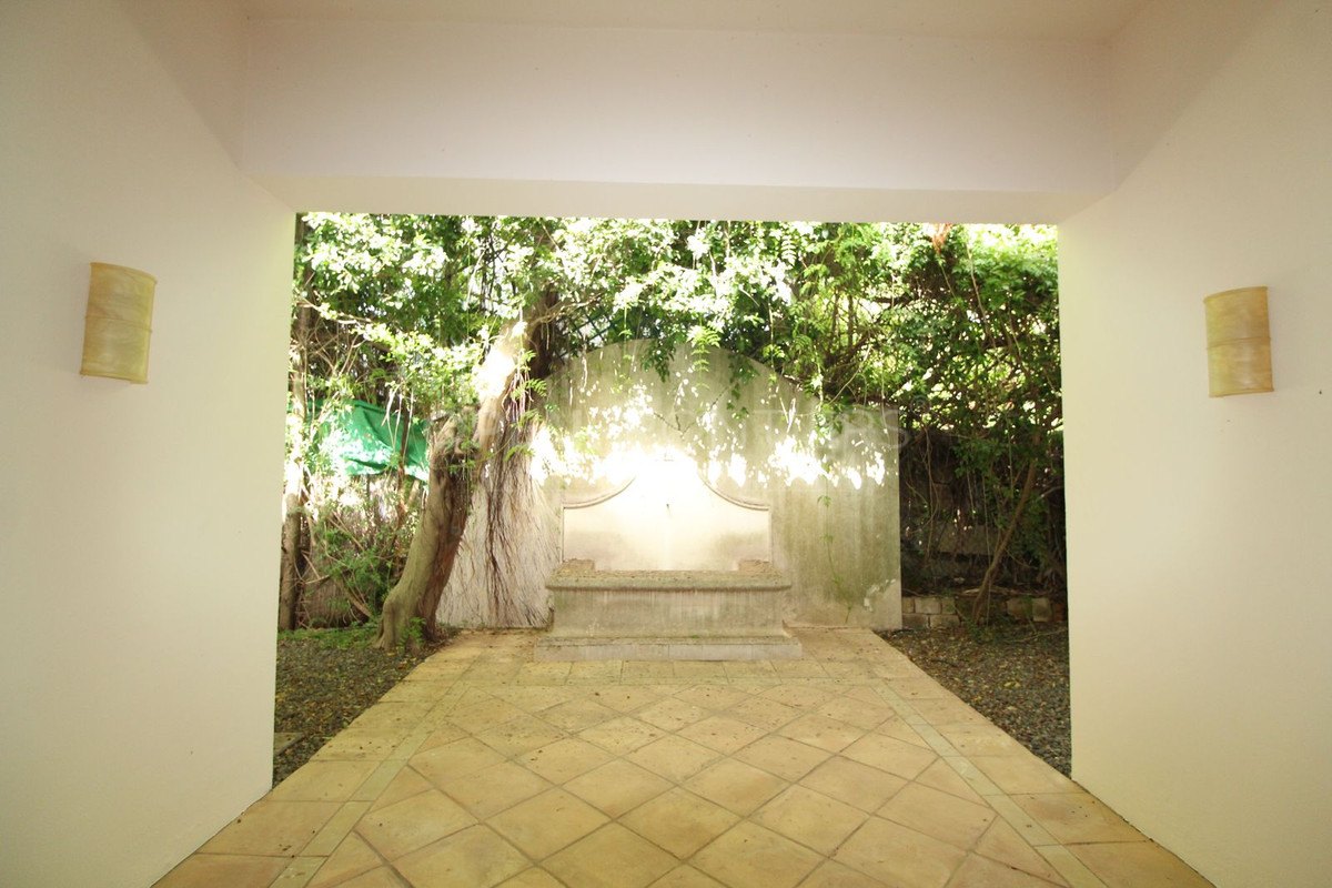Elegant classical villa with sea, golf and countryside views in Sotogrande Alto