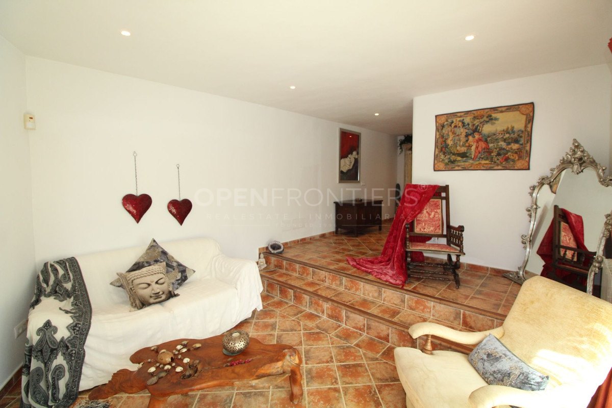 Elegant classical villa with sea, golf and countryside views in Sotogrande Alto