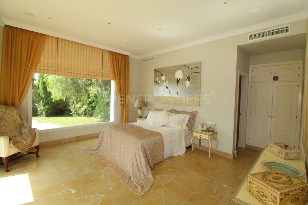Elegant classical villa with sea, golf and countryside views in Sotogrande Alto