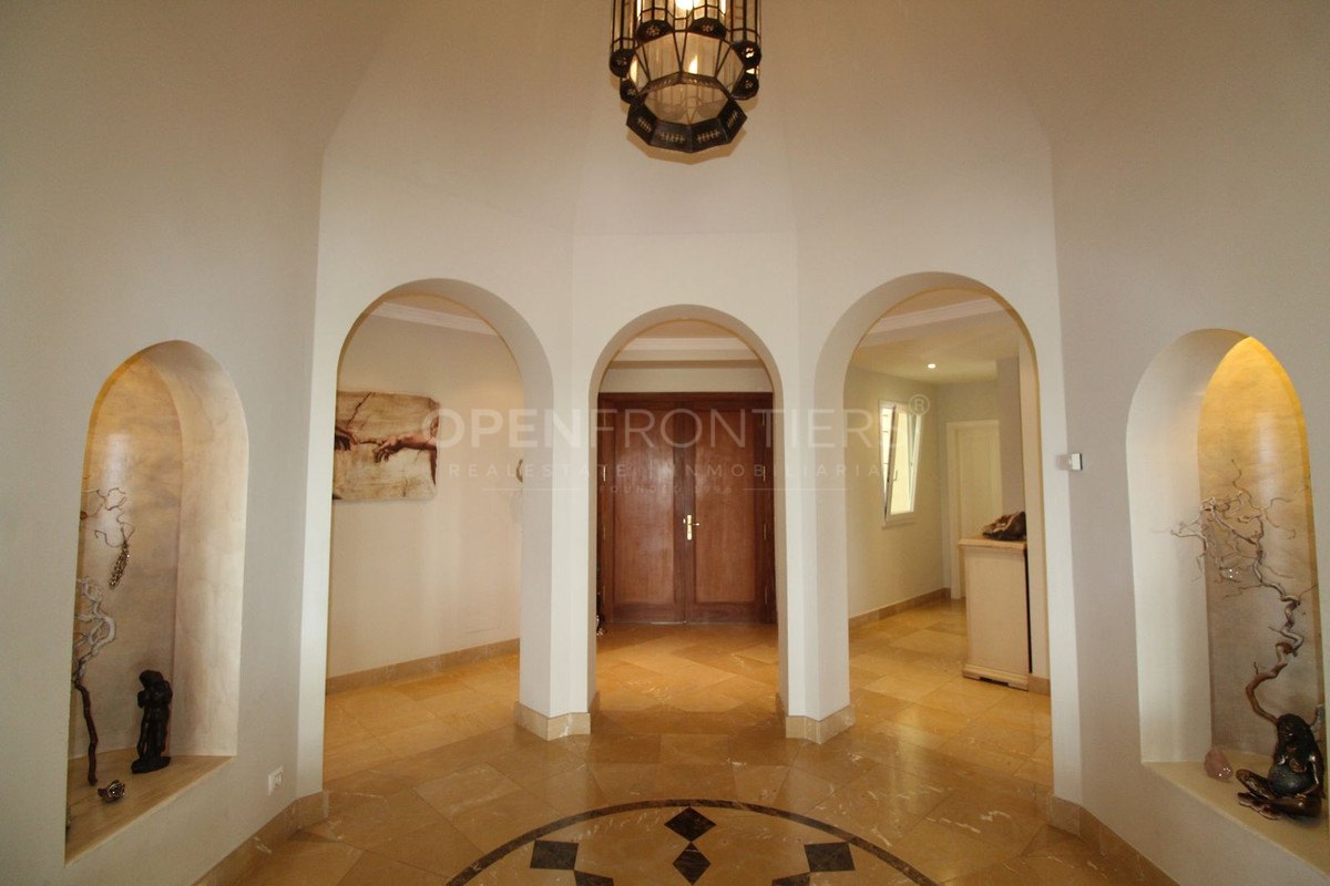 Elegant classical villa with sea, golf and countryside views in Sotogrande Alto