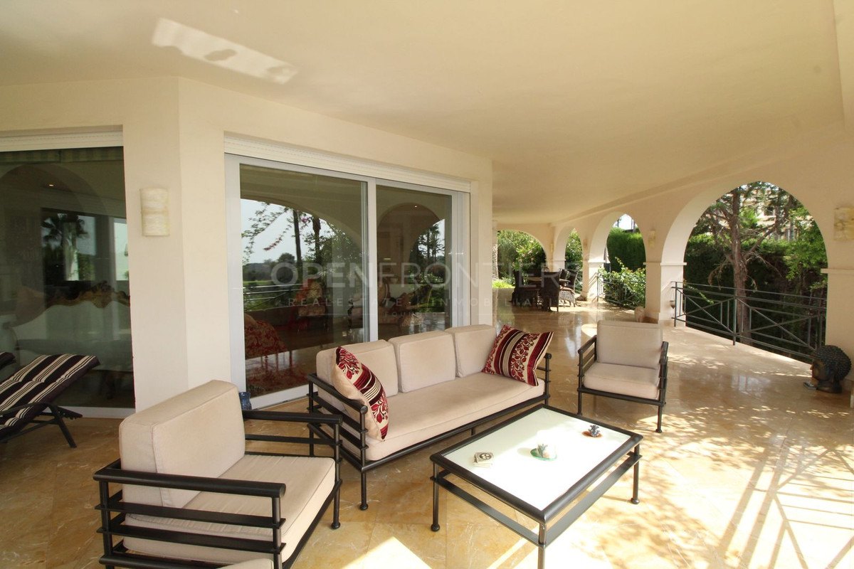 Elegant classical villa with sea, golf and countryside views in Sotogrande Alto