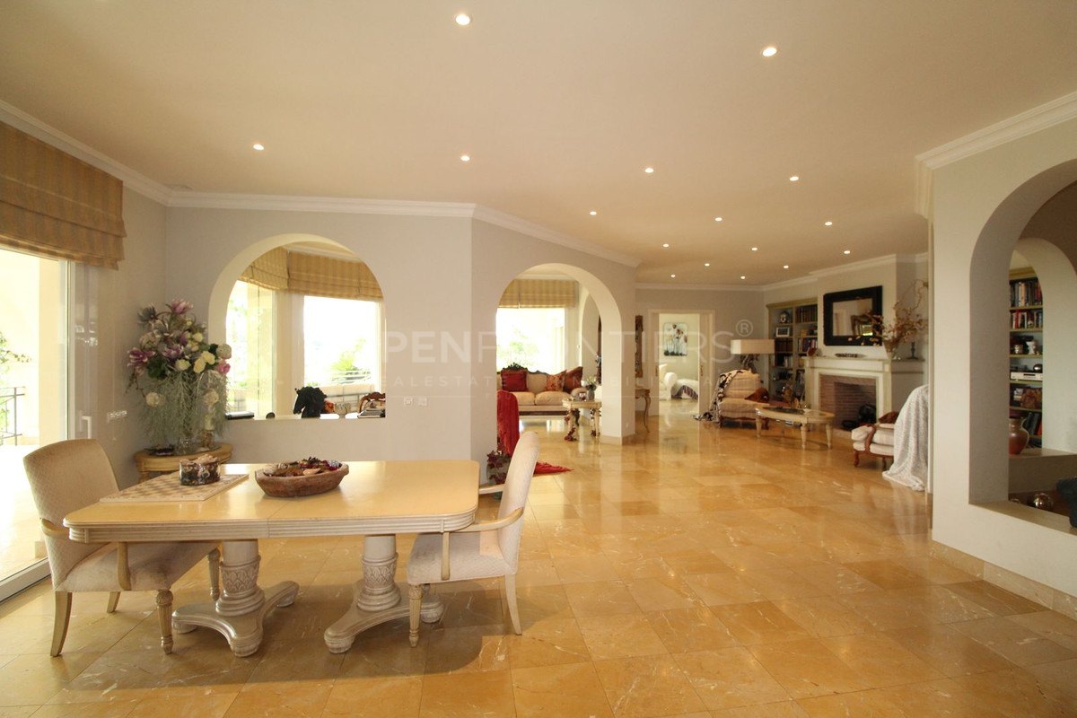 Elegant classical villa with sea, golf and countryside views in Sotogrande Alto