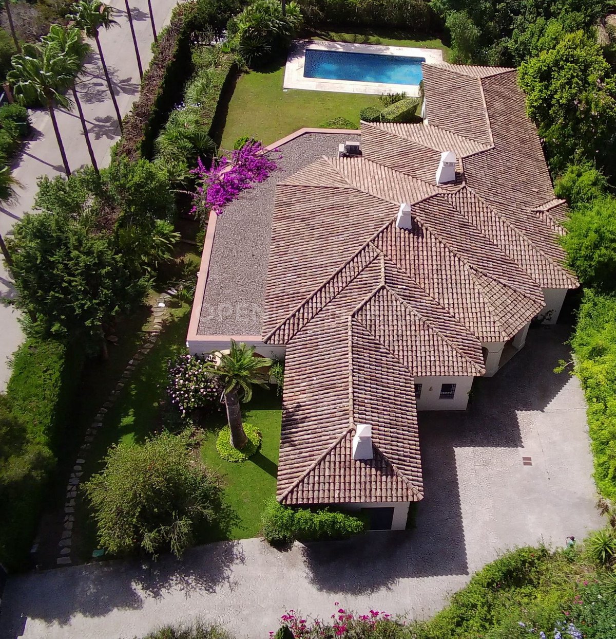 Elegant classical villa with sea, golf and countryside views in Sotogrande Alto