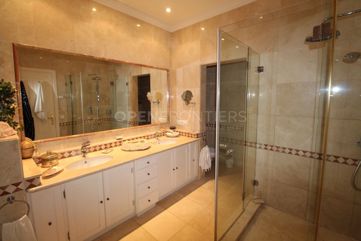 Elegant classical villa with sea, golf and countryside views in Sotogrande Alto