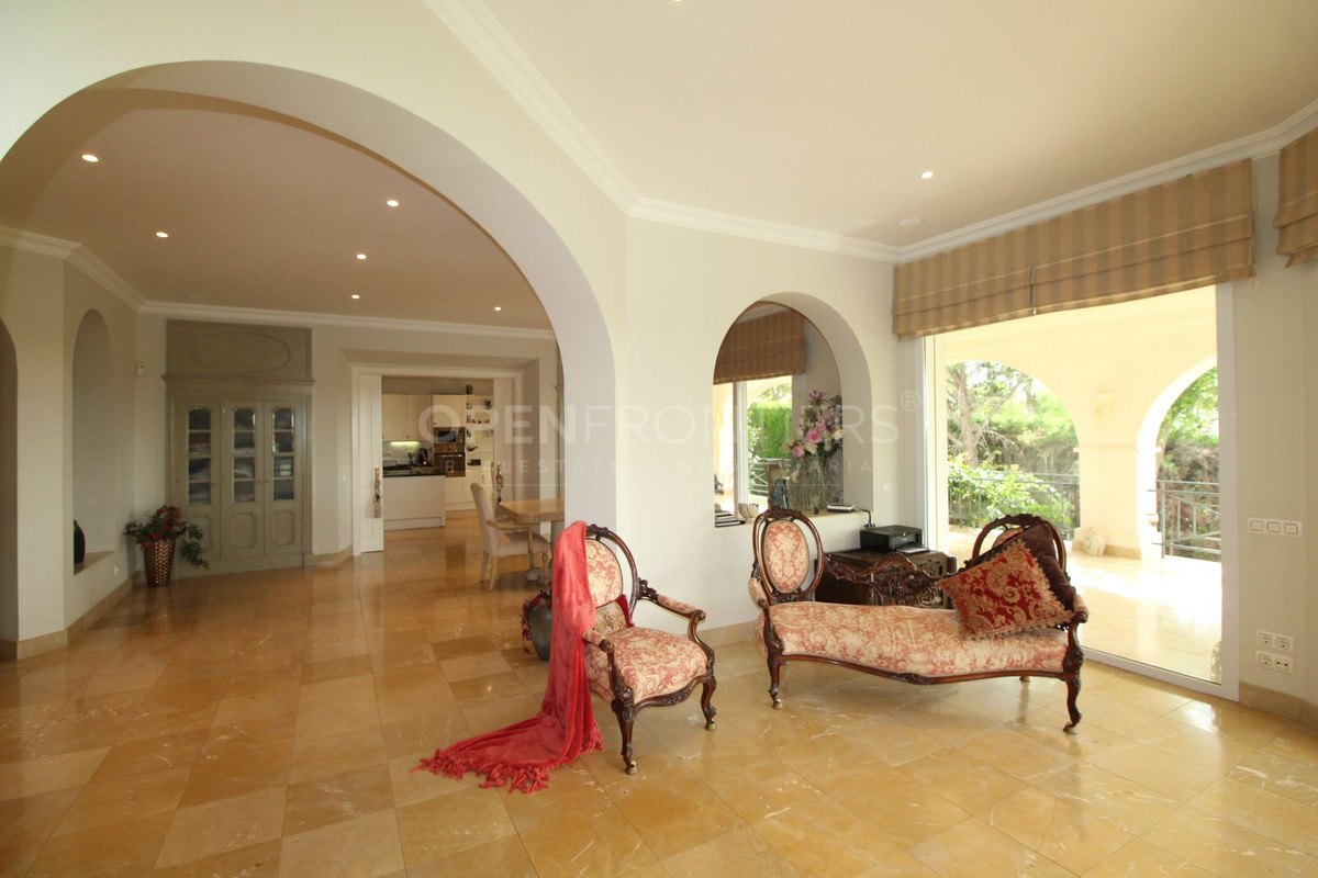 Elegant classical villa with sea, golf and countryside views in Sotogrande Alto