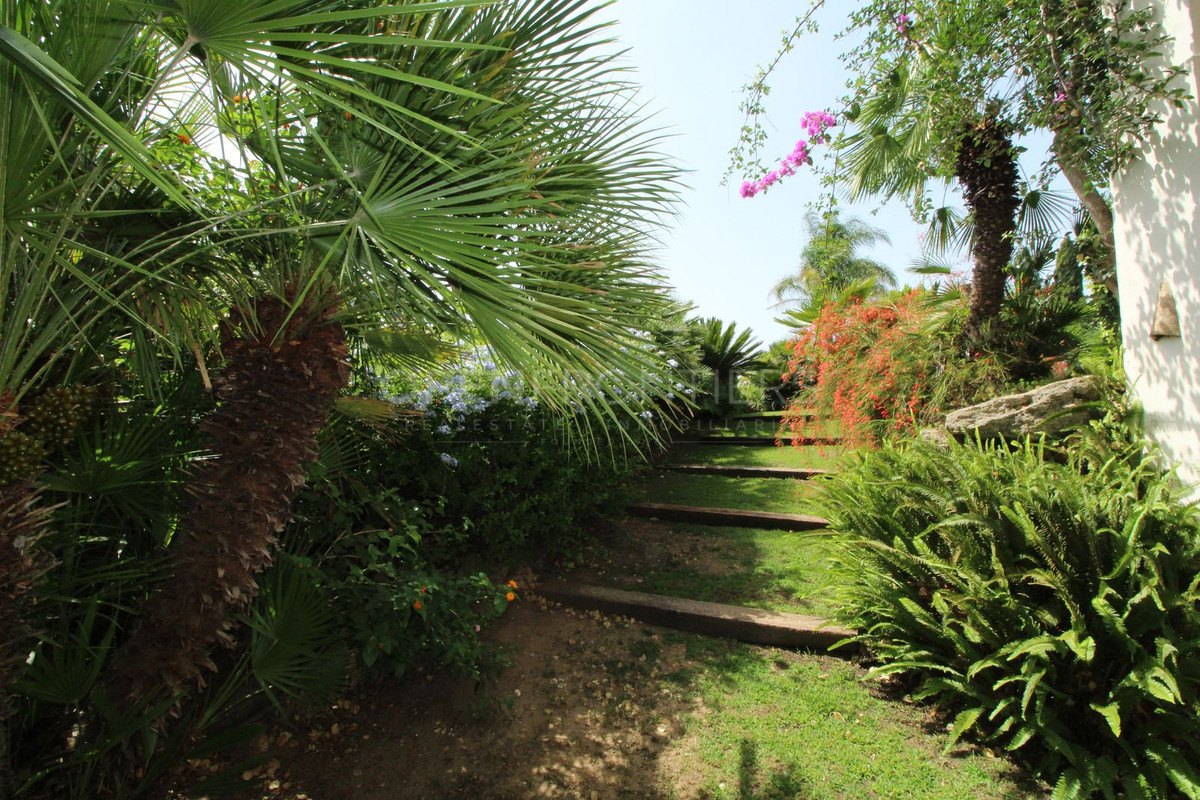 Elegant classical villa with sea, golf and countryside views in Sotogrande Alto
