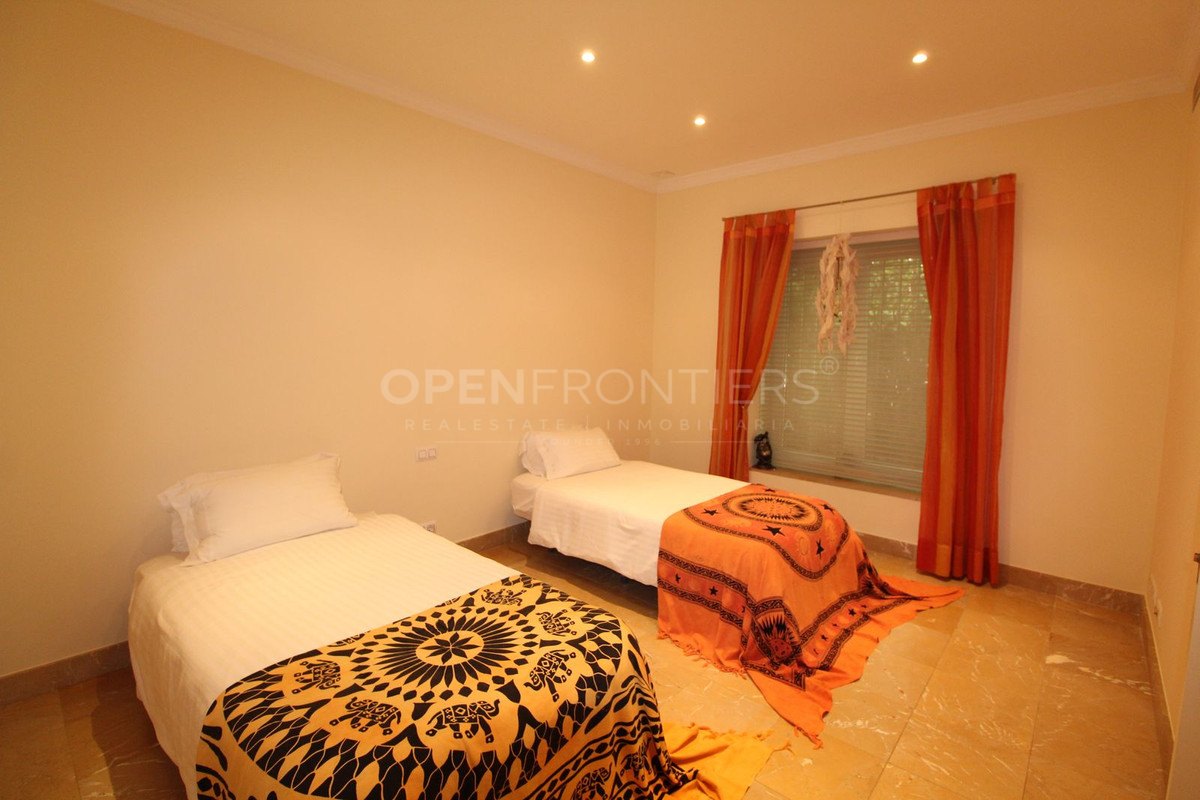 Elegant classical villa with sea, golf and countryside views in Sotogrande Alto