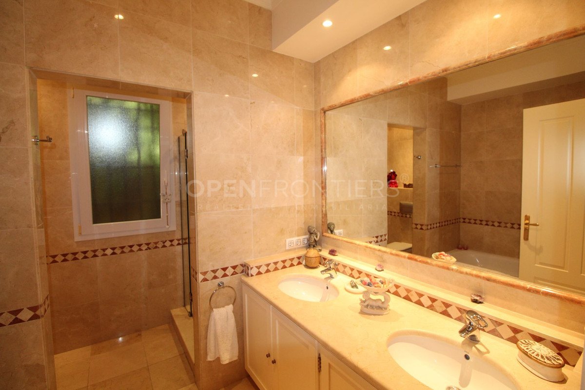 Elegant classical villa with sea, golf and countryside views in Sotogrande Alto