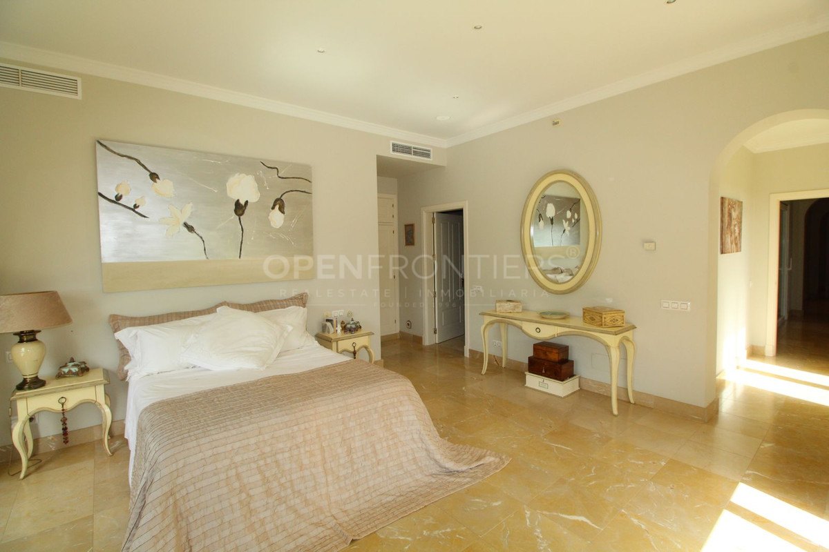 Elegant classical villa with sea, golf and countryside views in Sotogrande Alto