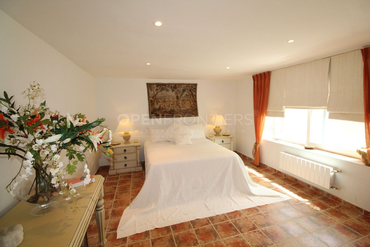 Elegant classical villa with sea, golf and countryside views in Sotogrande Alto