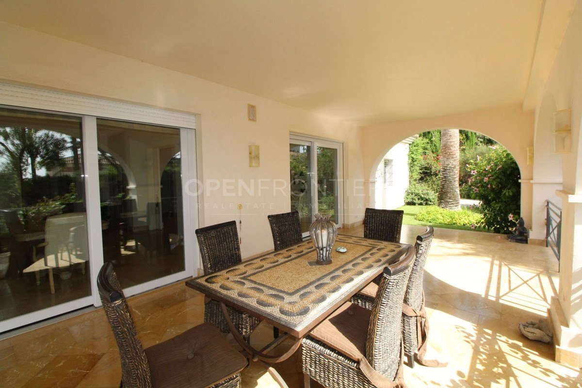 Elegant classical villa with sea, golf and countryside views in Sotogrande Alto